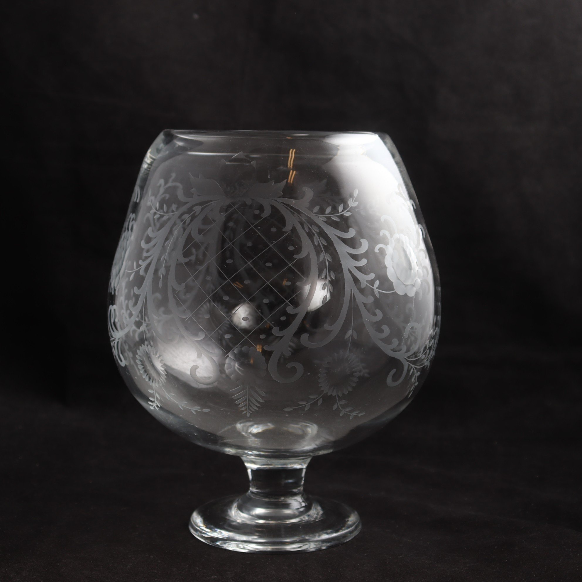 Skål på fot, Reijmyre, signerad. Samfraktas ej.