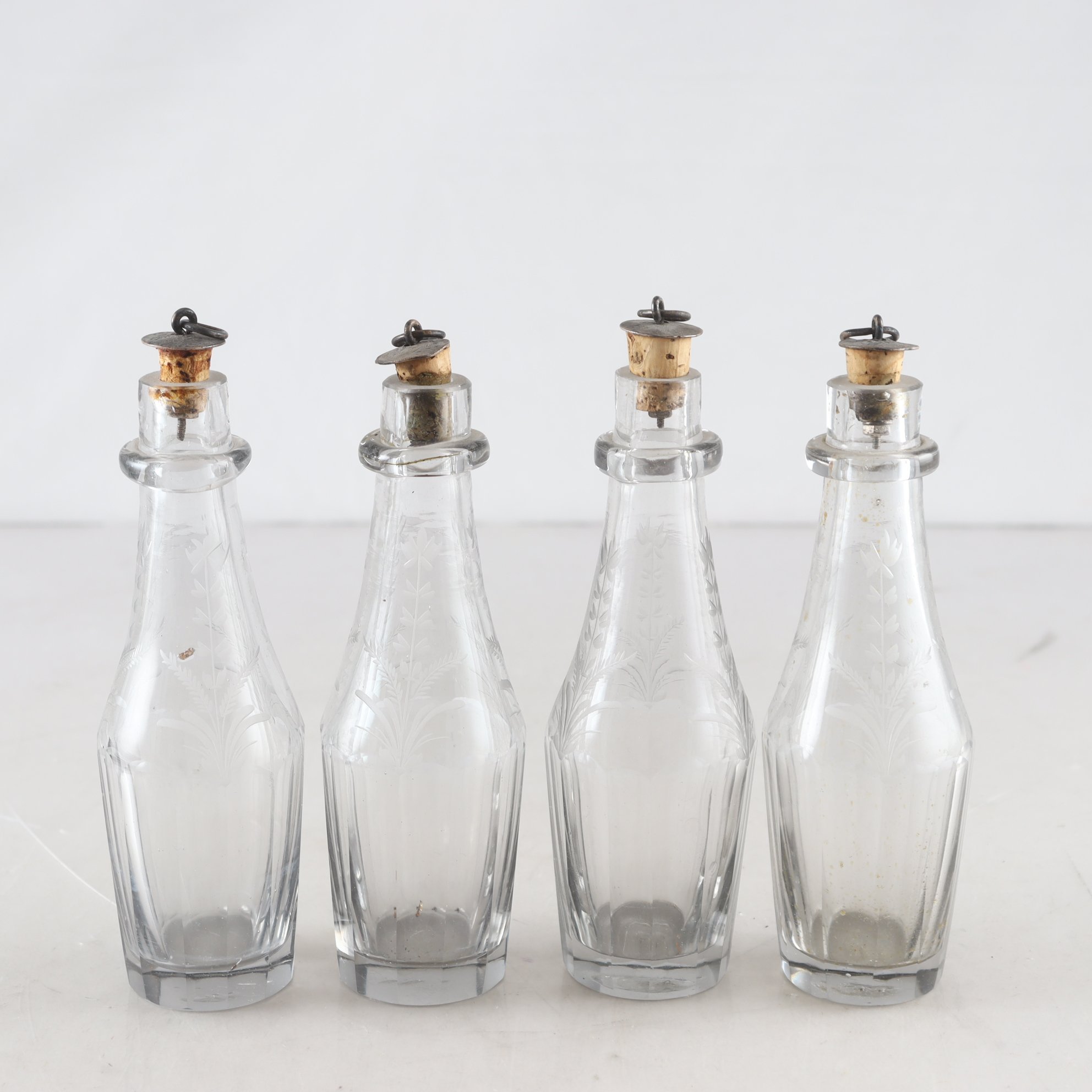 Karaffer, slipat glas, kasad dekor, år 1800-tal, 4 st