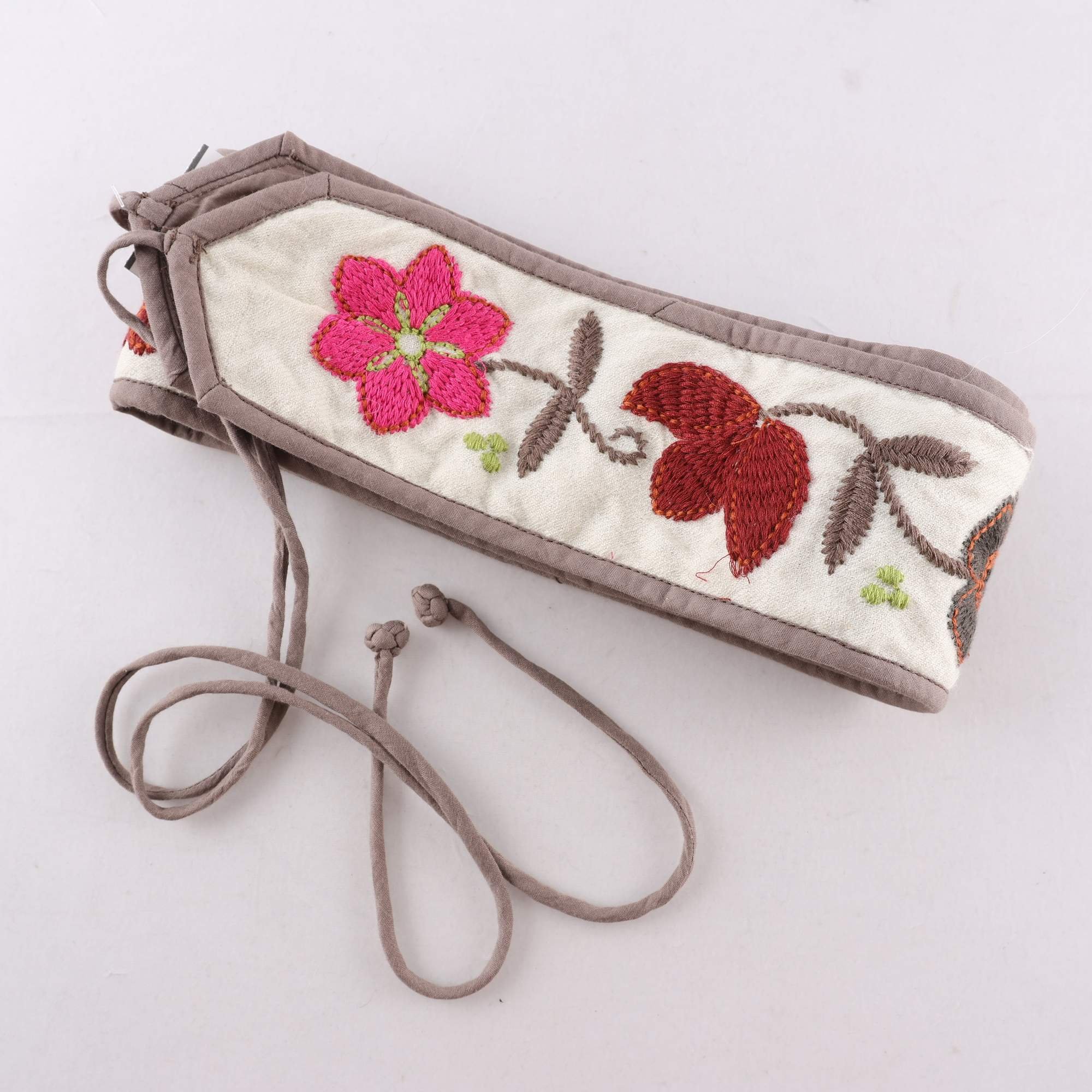 Skärp, Gudrun Sjödén, blommig, broderad, 100% ull