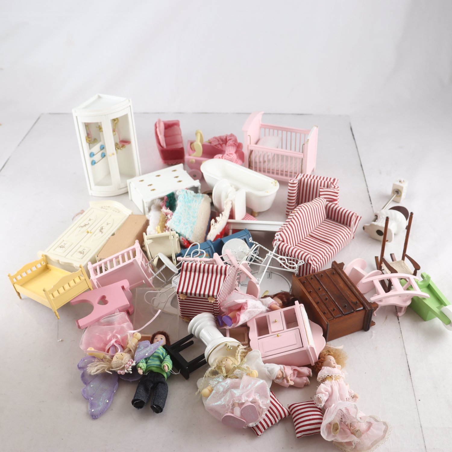 Dockskåpsmöbler, Lundby mfl. Endast avhämtning.