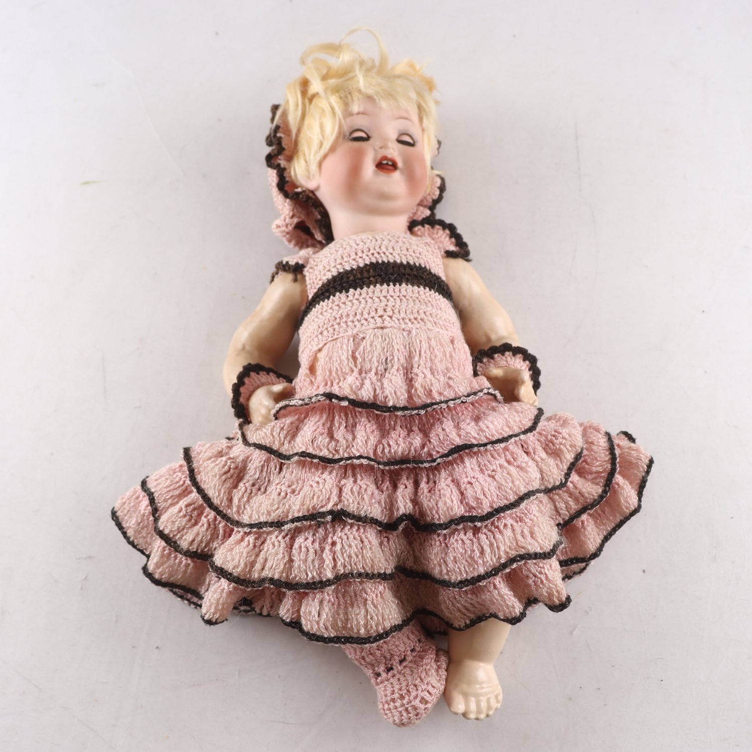 Docka, tysk porslinsdocka, tidigt 1900 tal. Samfraktas ej.