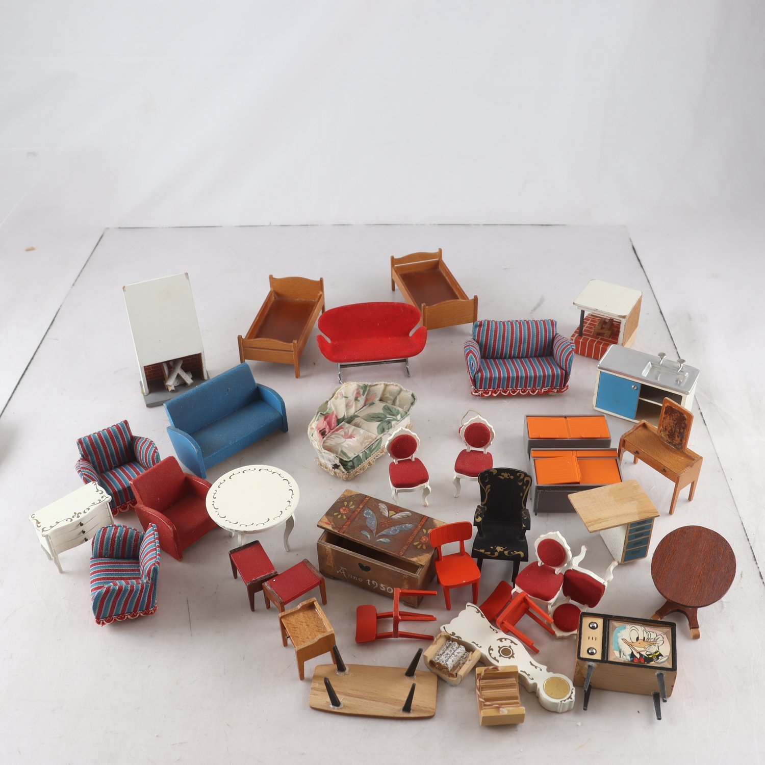 Dockskåpsmöbler, Lundby mfl. Endast avhämtning.