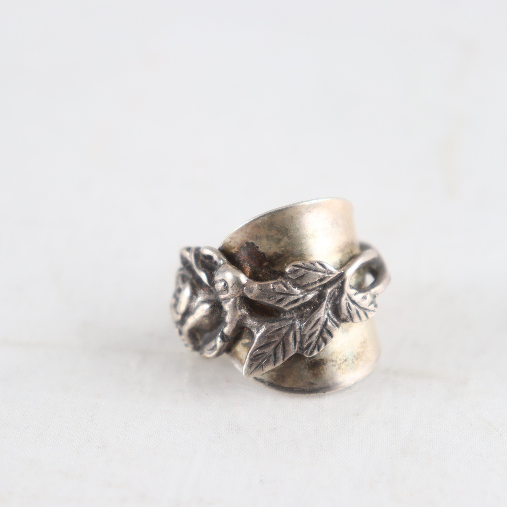 Ring, ”Ros”, stämplad GEWE, M, kattfot, 1974.