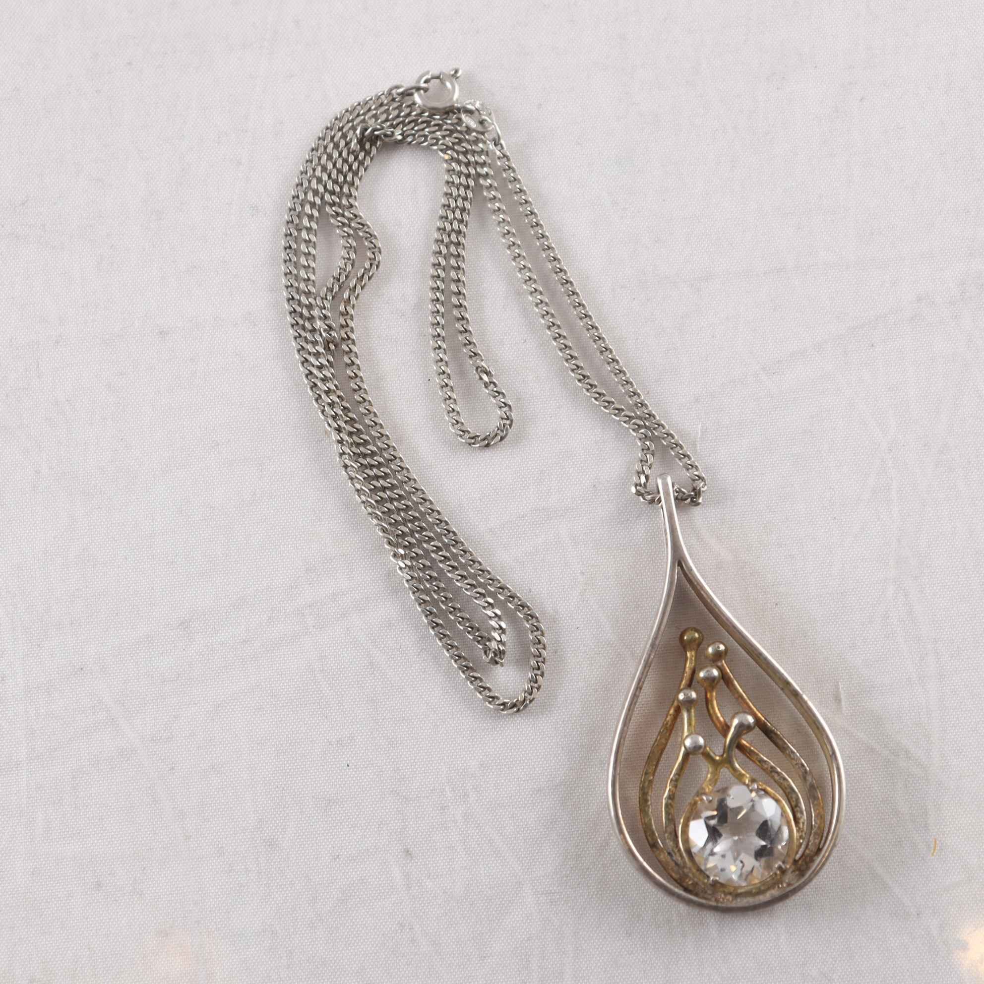 Halsband, silver, stämplat kattfot, vit slipad sten,