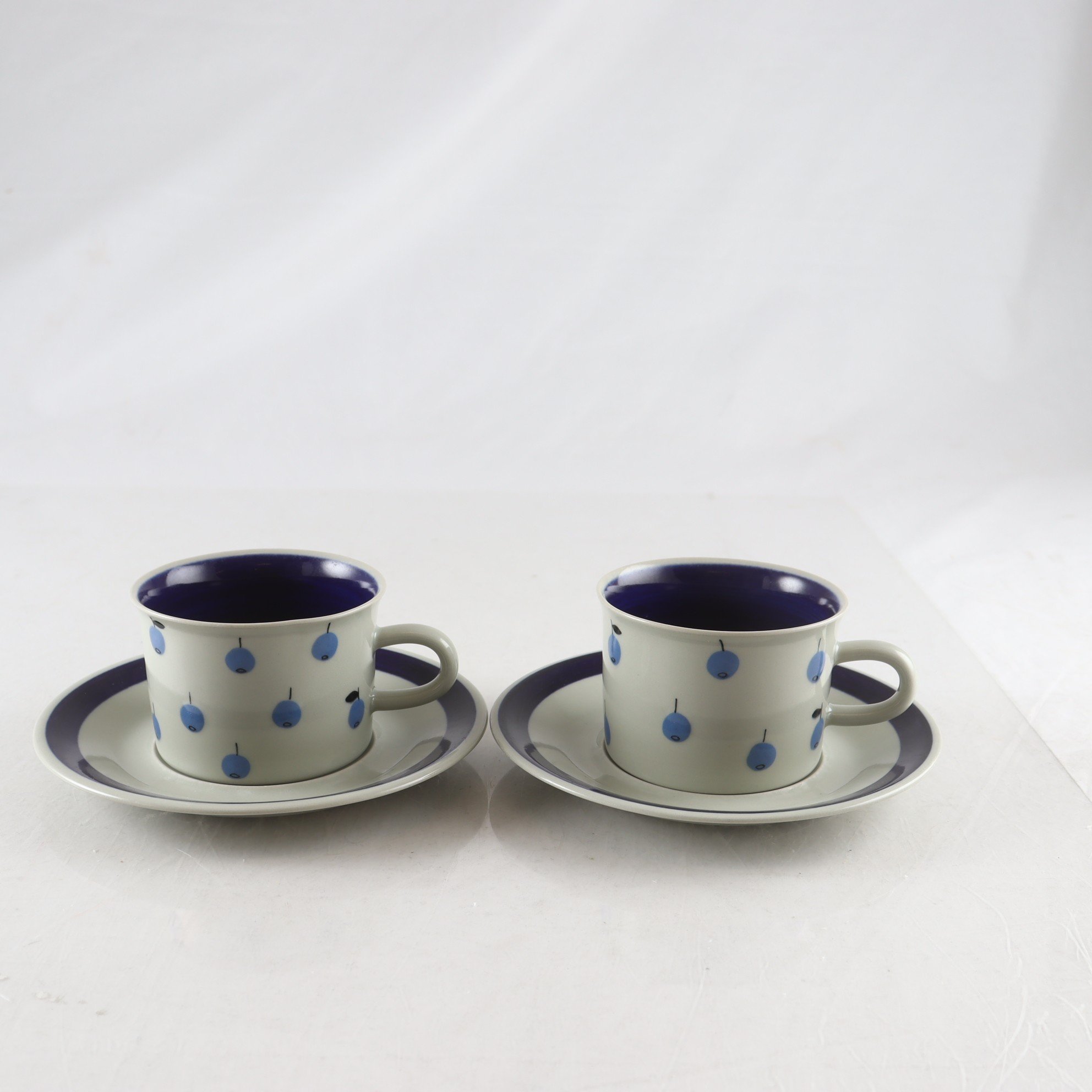 Tekoppar med fat, Blåbär, Marianne Westman, Rörstrand. Samfraktas ej.