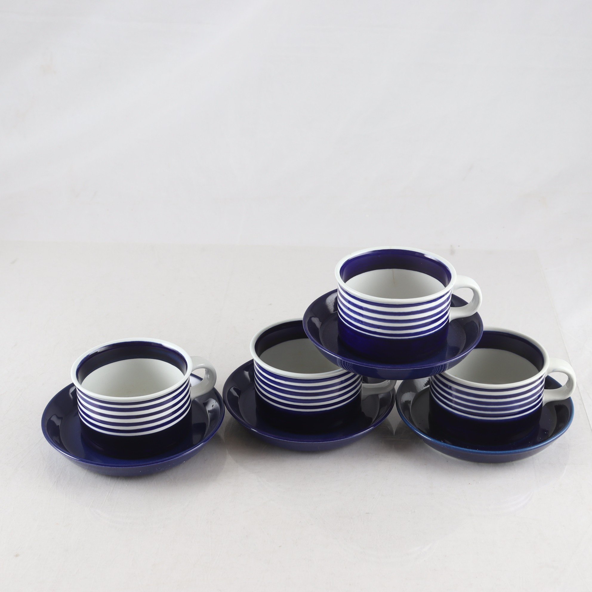 Tekoppar med fat, Kobolt, Karin Björquist, Gustavsberg. Samfraktas ej.