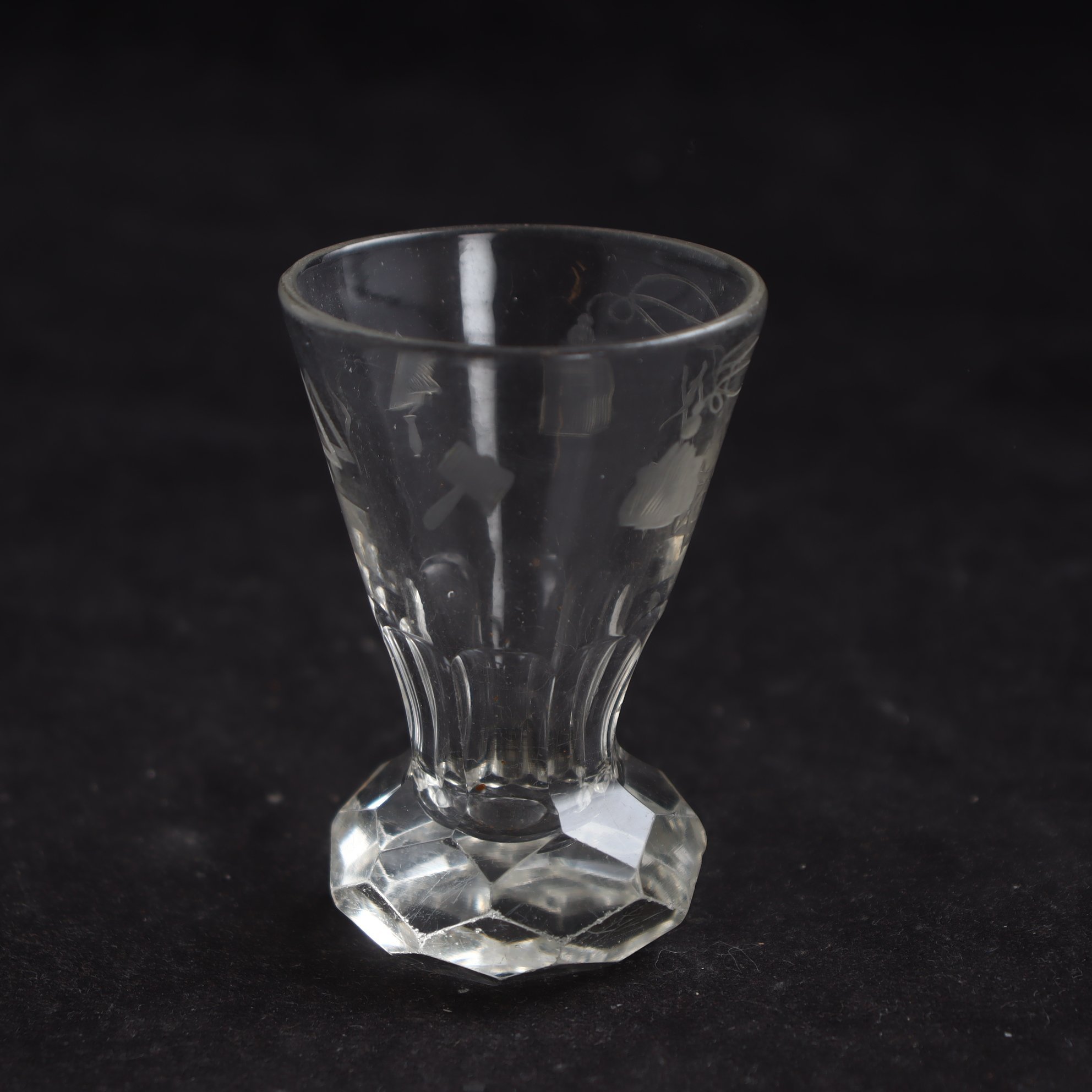 Glas, etsad dekor, frimurarsymboler, 1900-tal