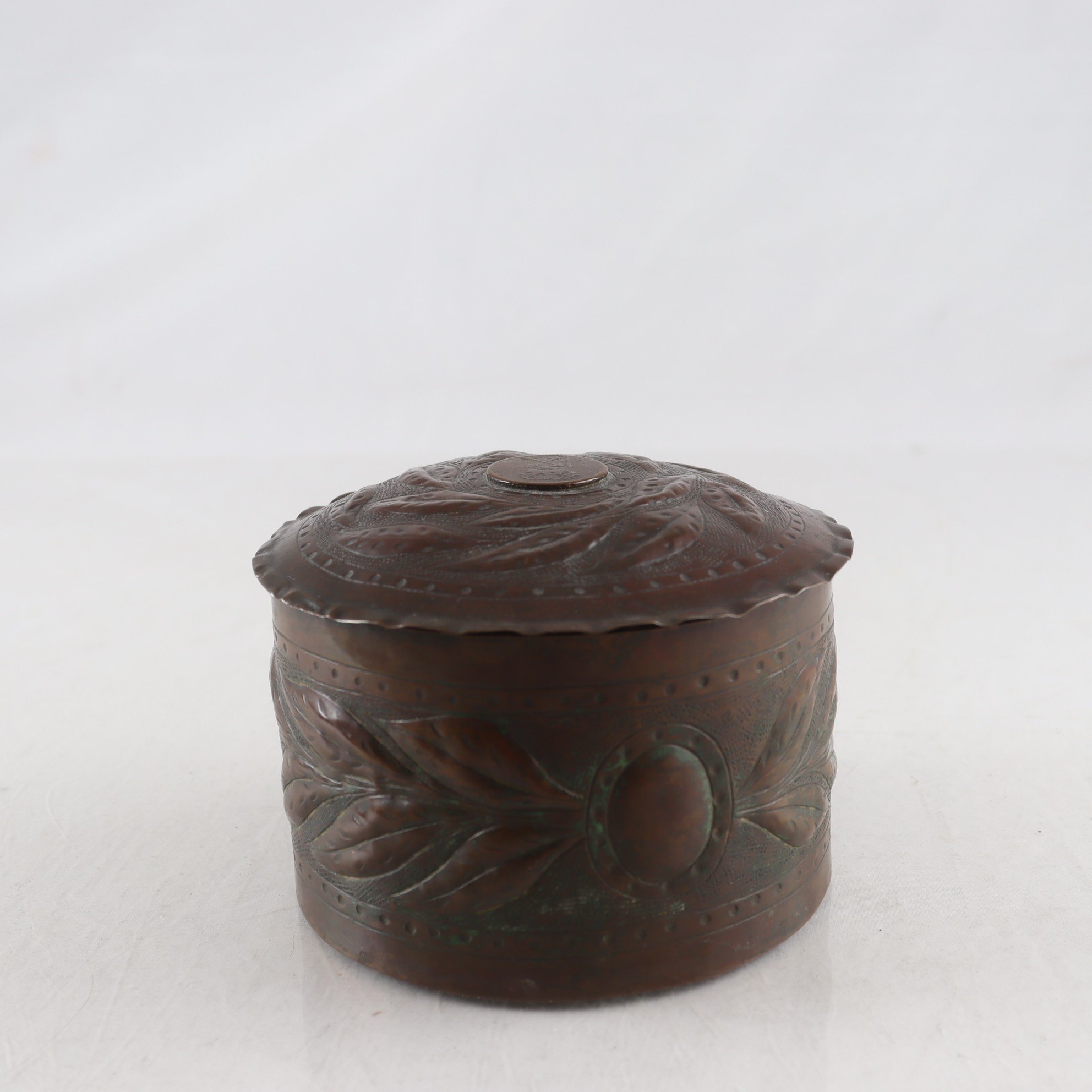 Burk, hamrad dekor, koppar