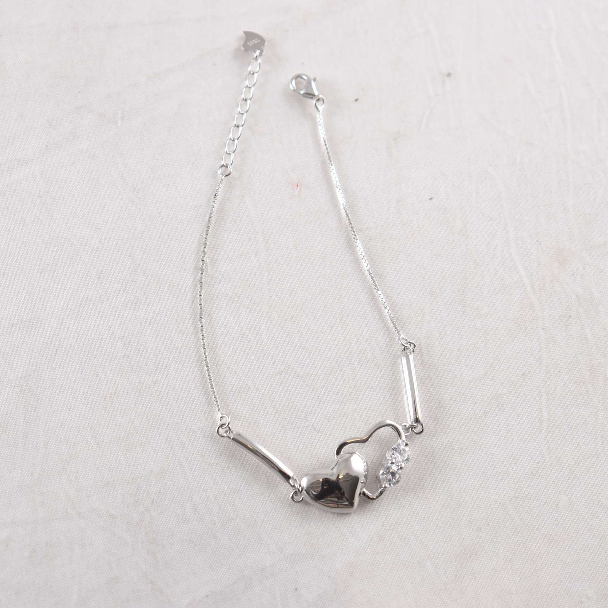 Armband med hjärta och sten