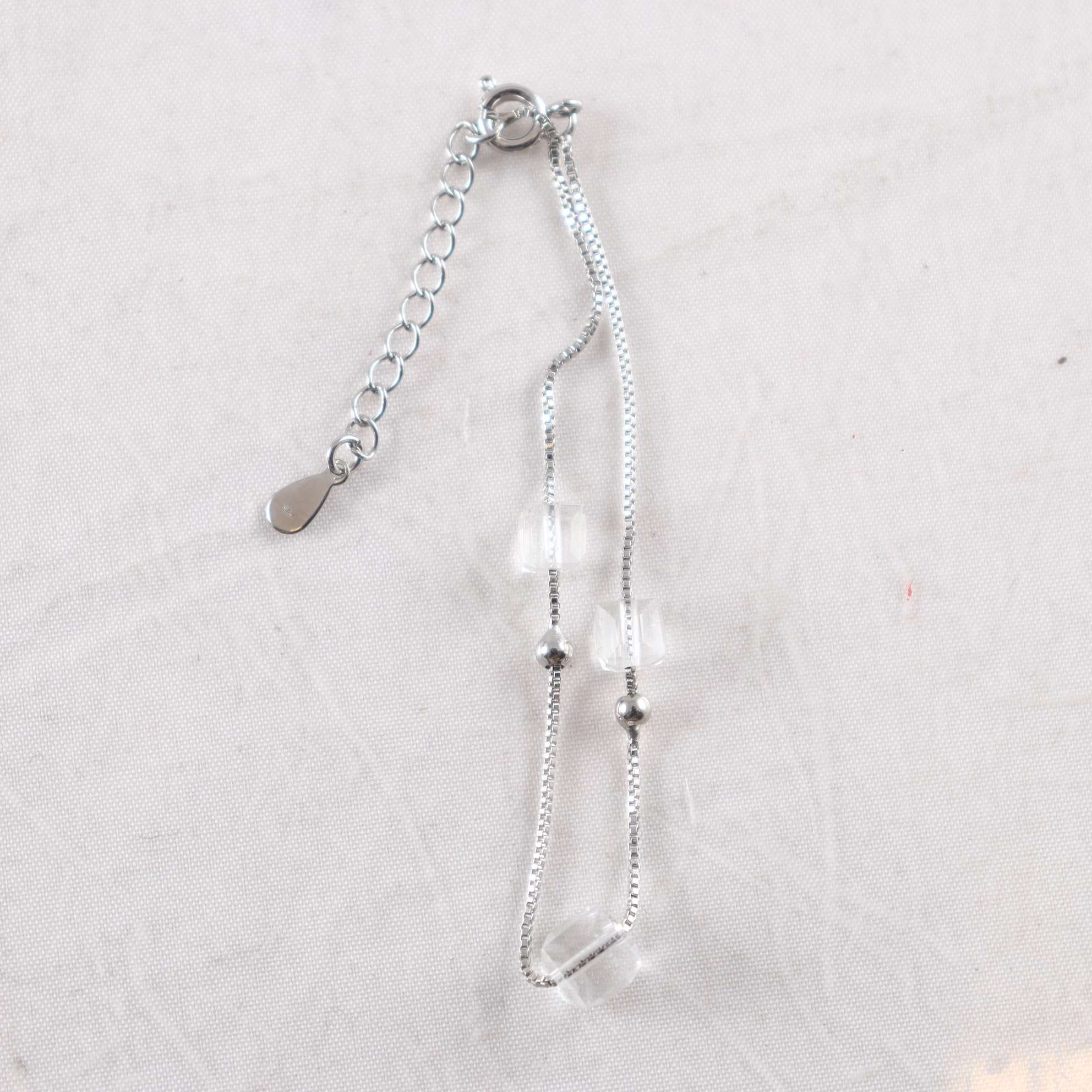 Armband med tre glasberlocker