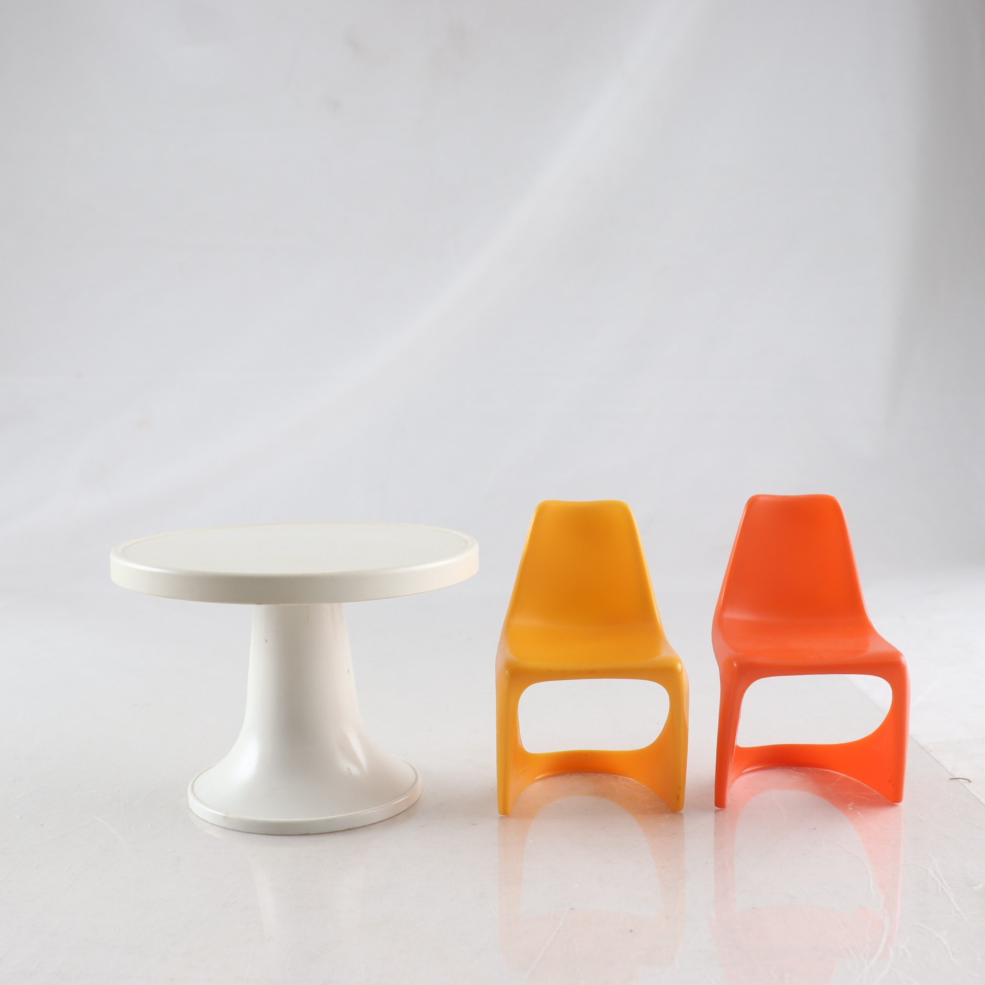 Miniatyrstolar, plast, ”Cado”, Steen Østergaard, med bord