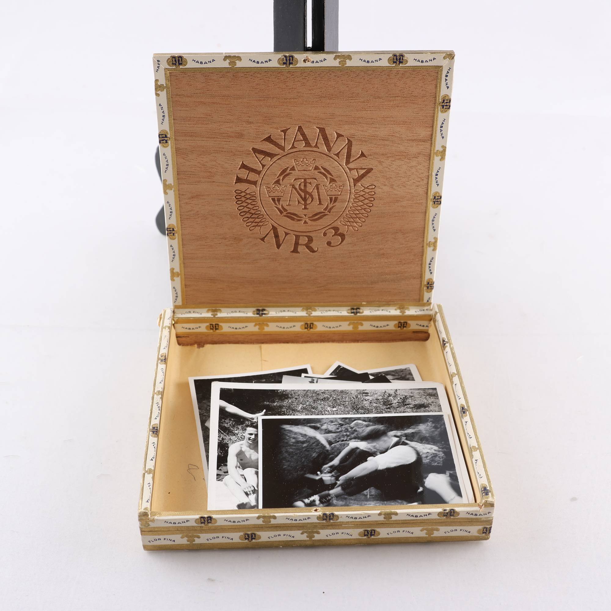 Liten cigarrlåda med fotografier, 1950- 60-tal