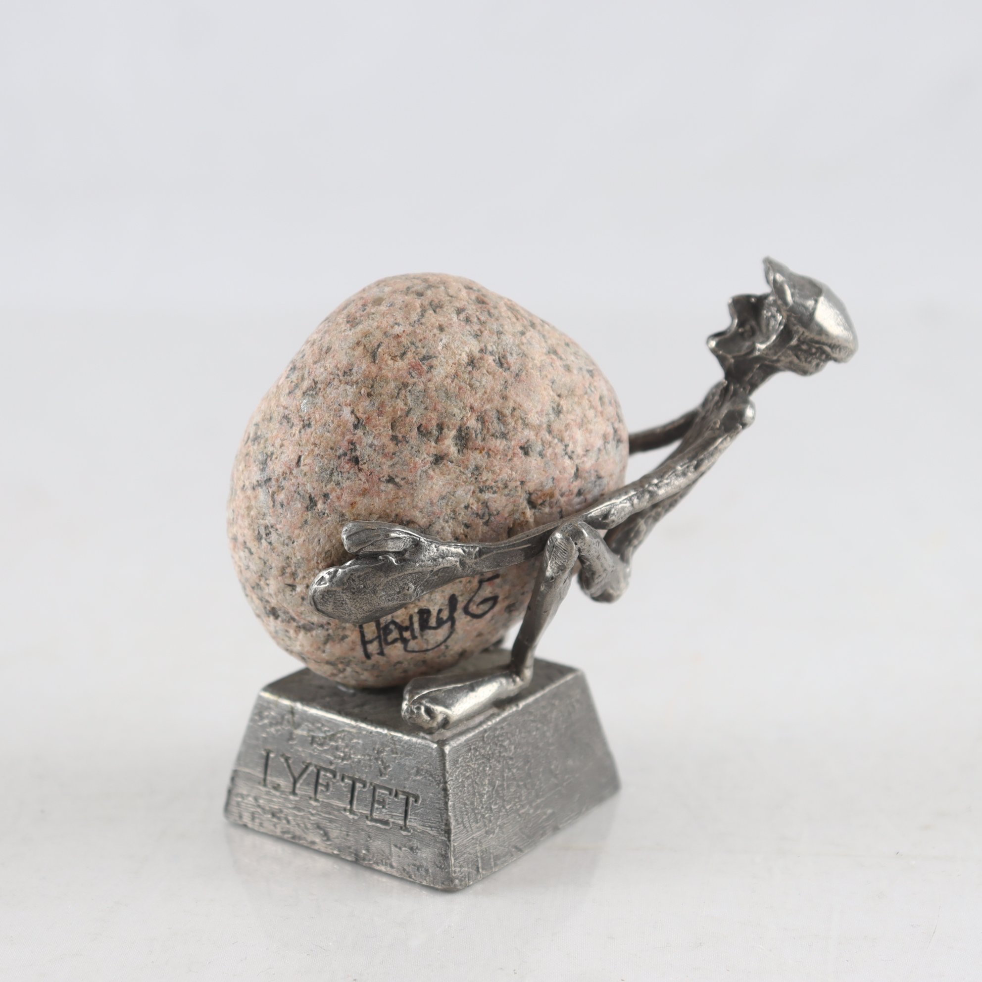 Skulptur, Lyftet, sten och tenn, Henry Gustafsson, sign