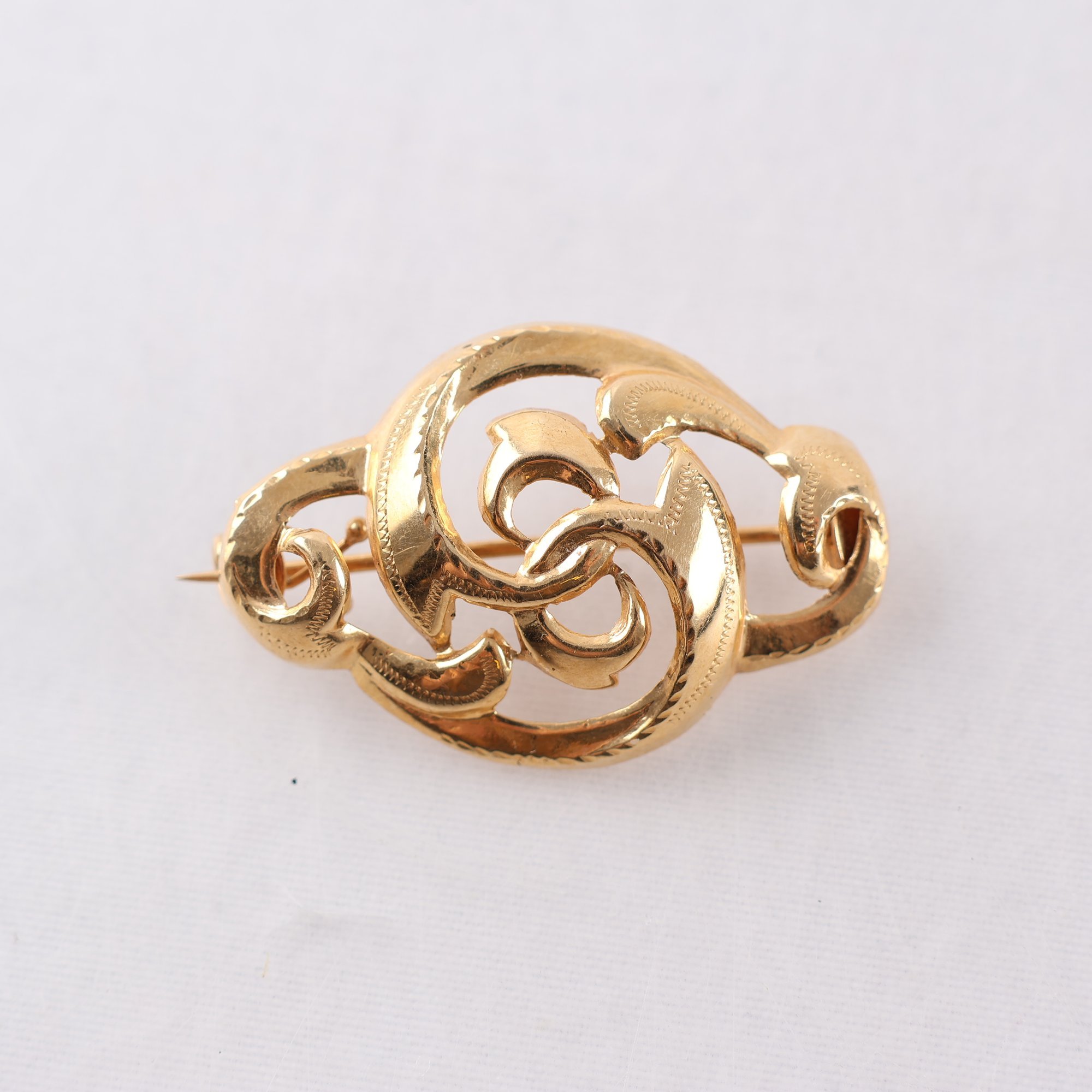 Brosch, guld 18k, vikt: 1.8g