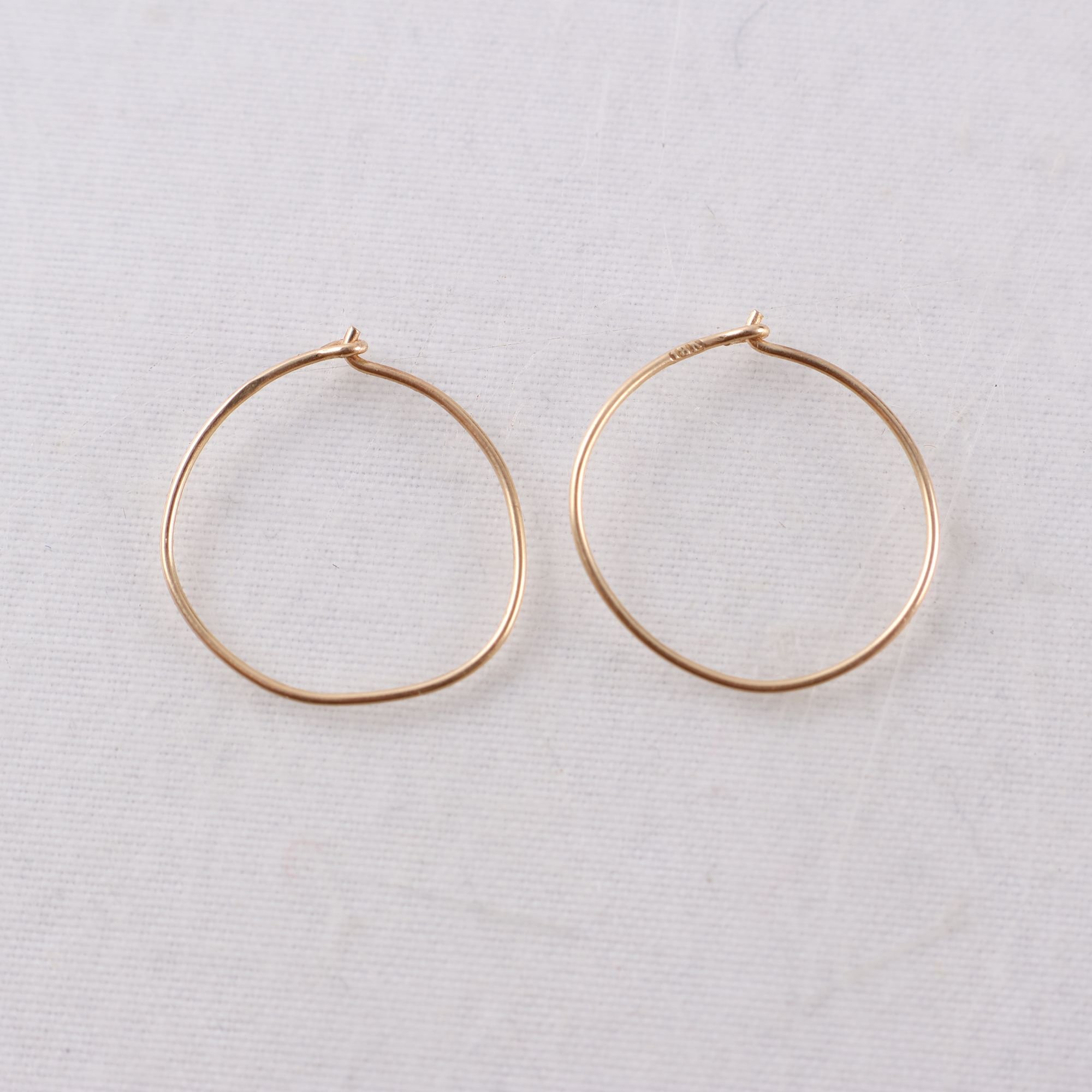 Örhängen, guld 18k. Vikt: 0.5g