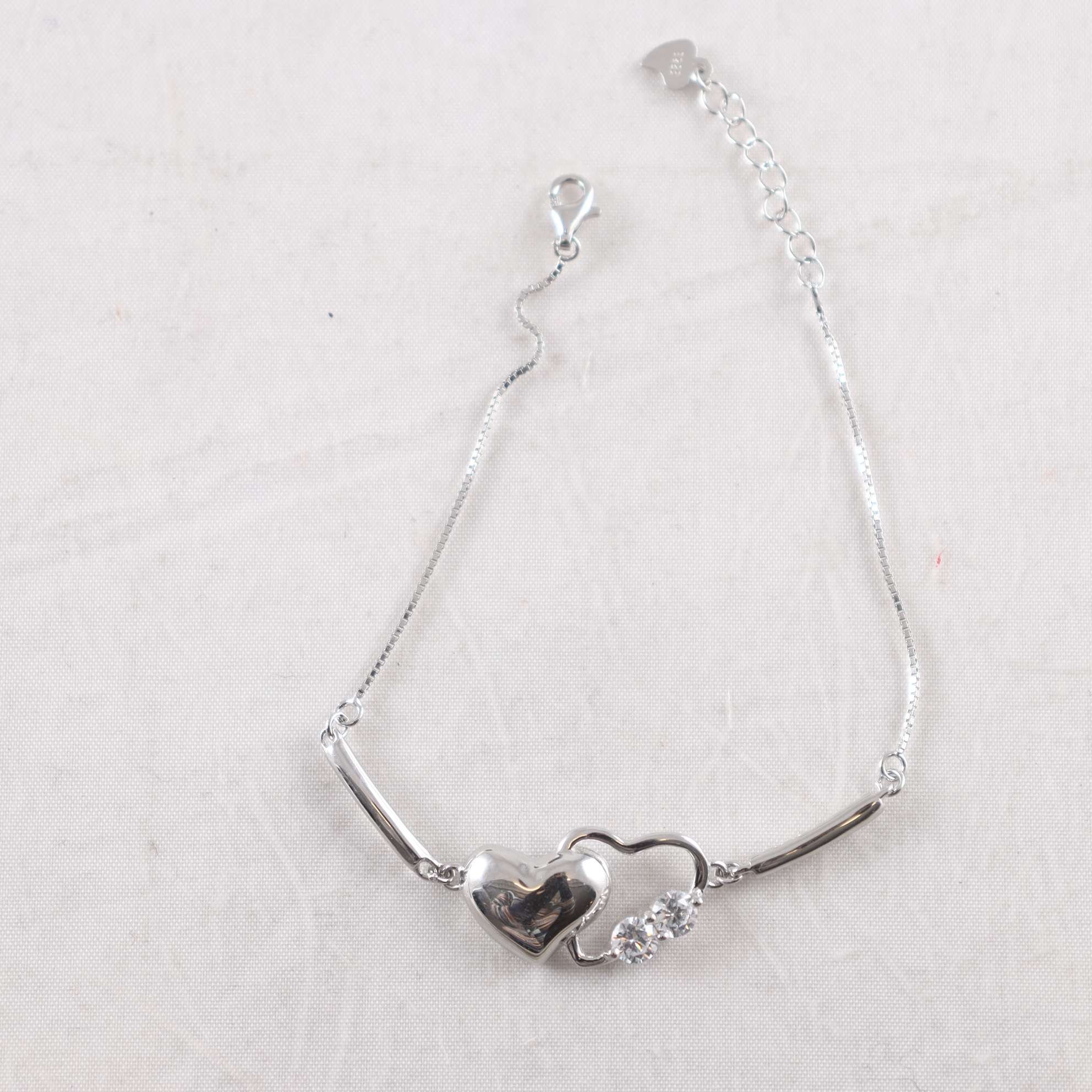 Armband med hjärta och sten