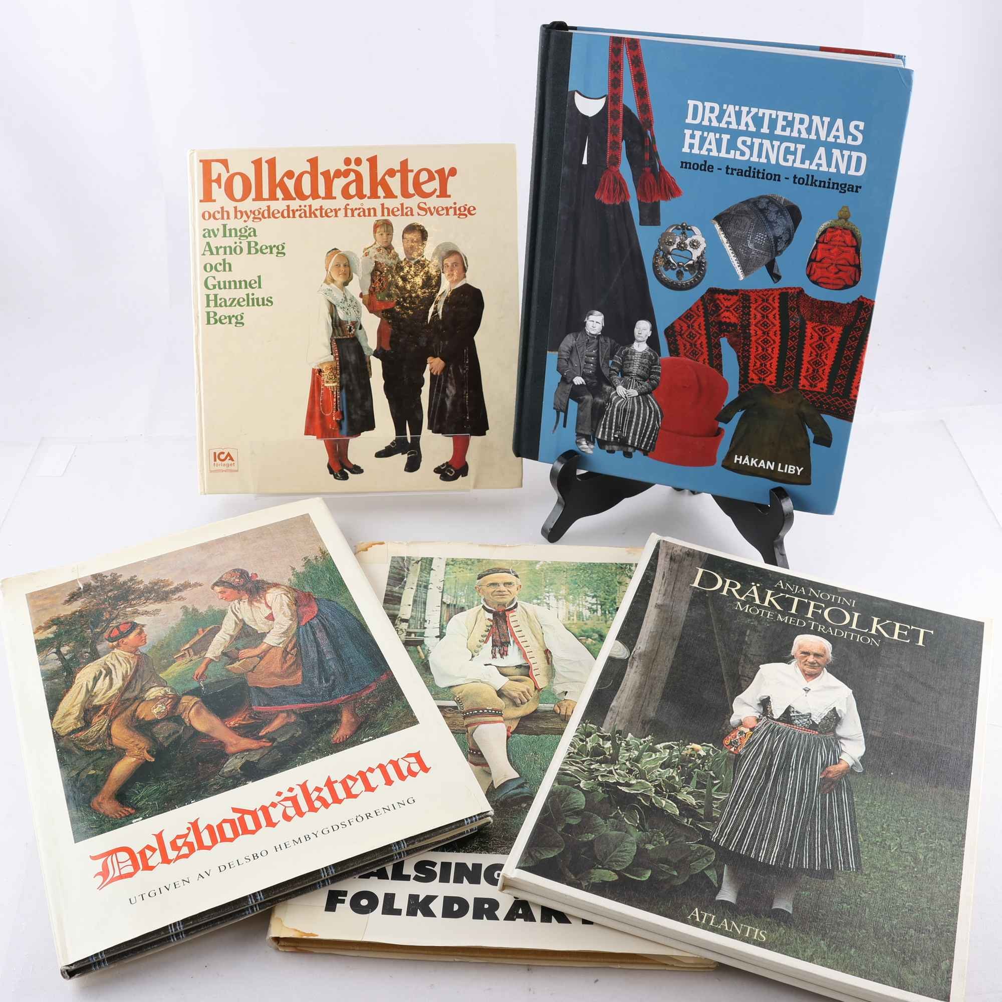 Folkdräkter, bokpaket med 5 volymer. Samfraktas ej.