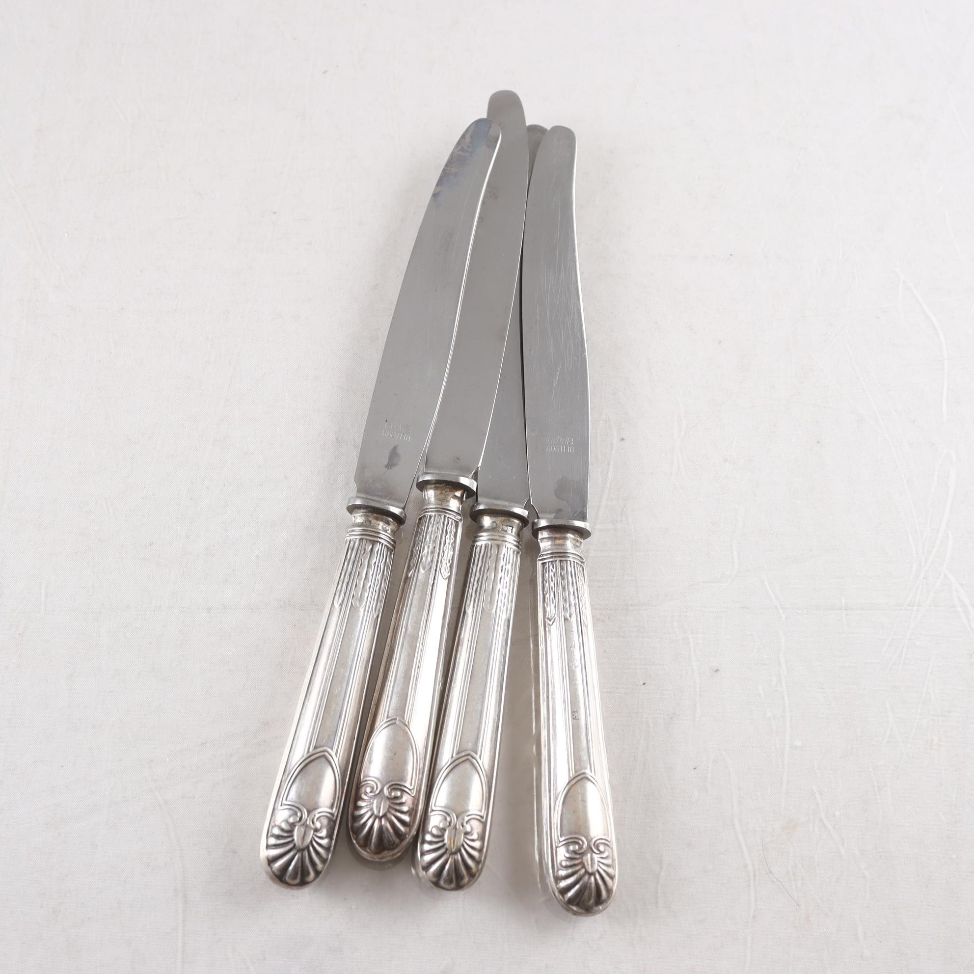 Knivar, rostritt stål med silverhandtag