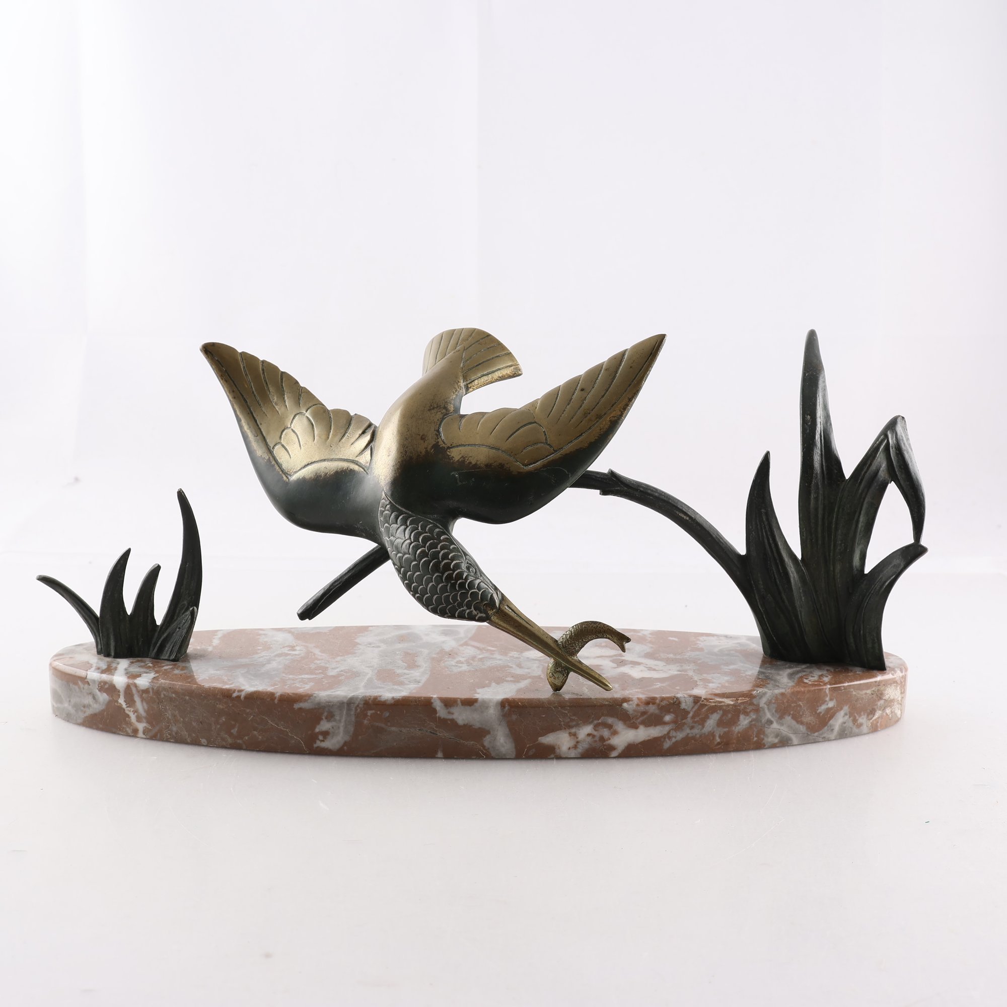 Skulptur, marmor, brons, kingfisher fångar fisk. Samfraktas ej.