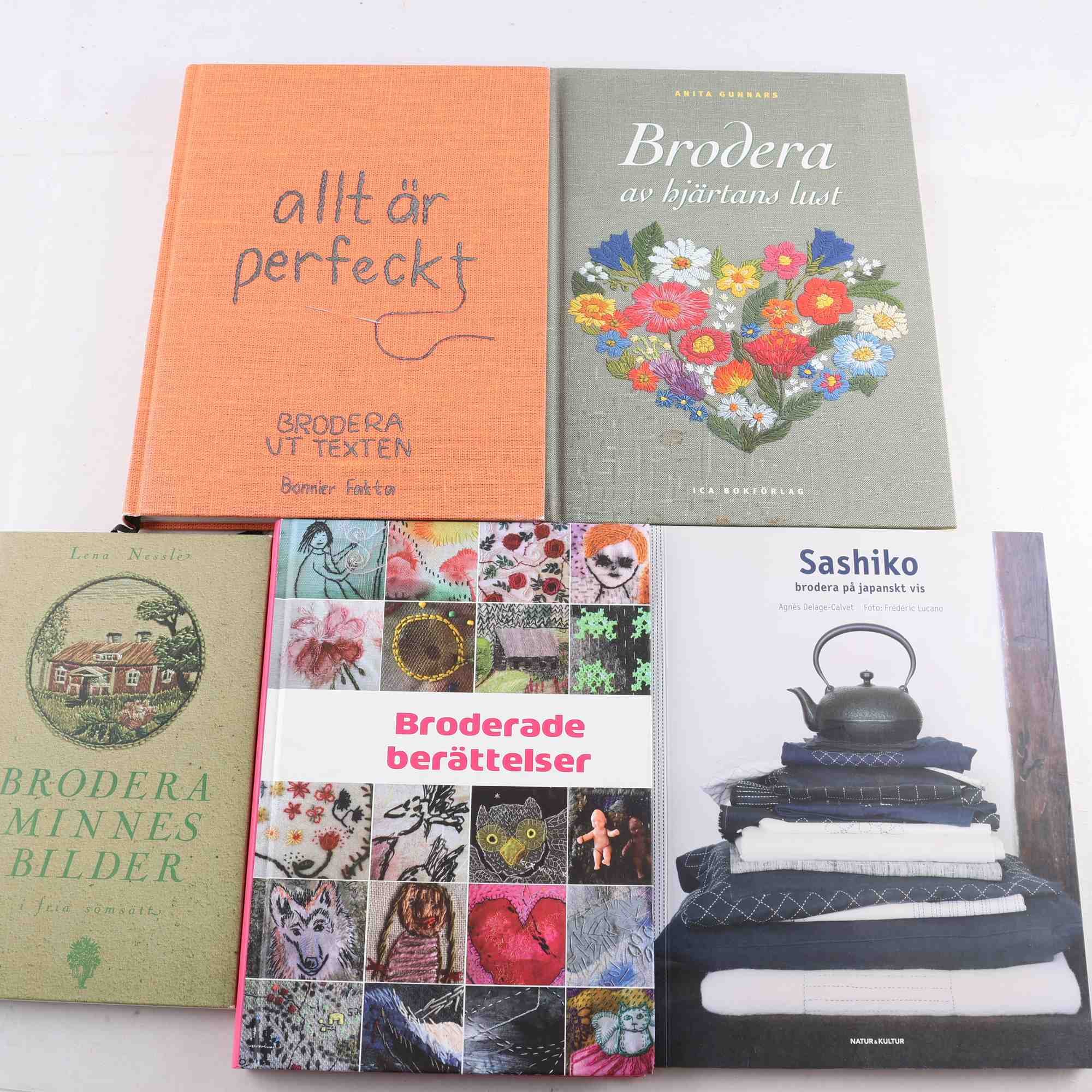 Bokpaket, broderi, 5 volymer. Samfraktas ej.