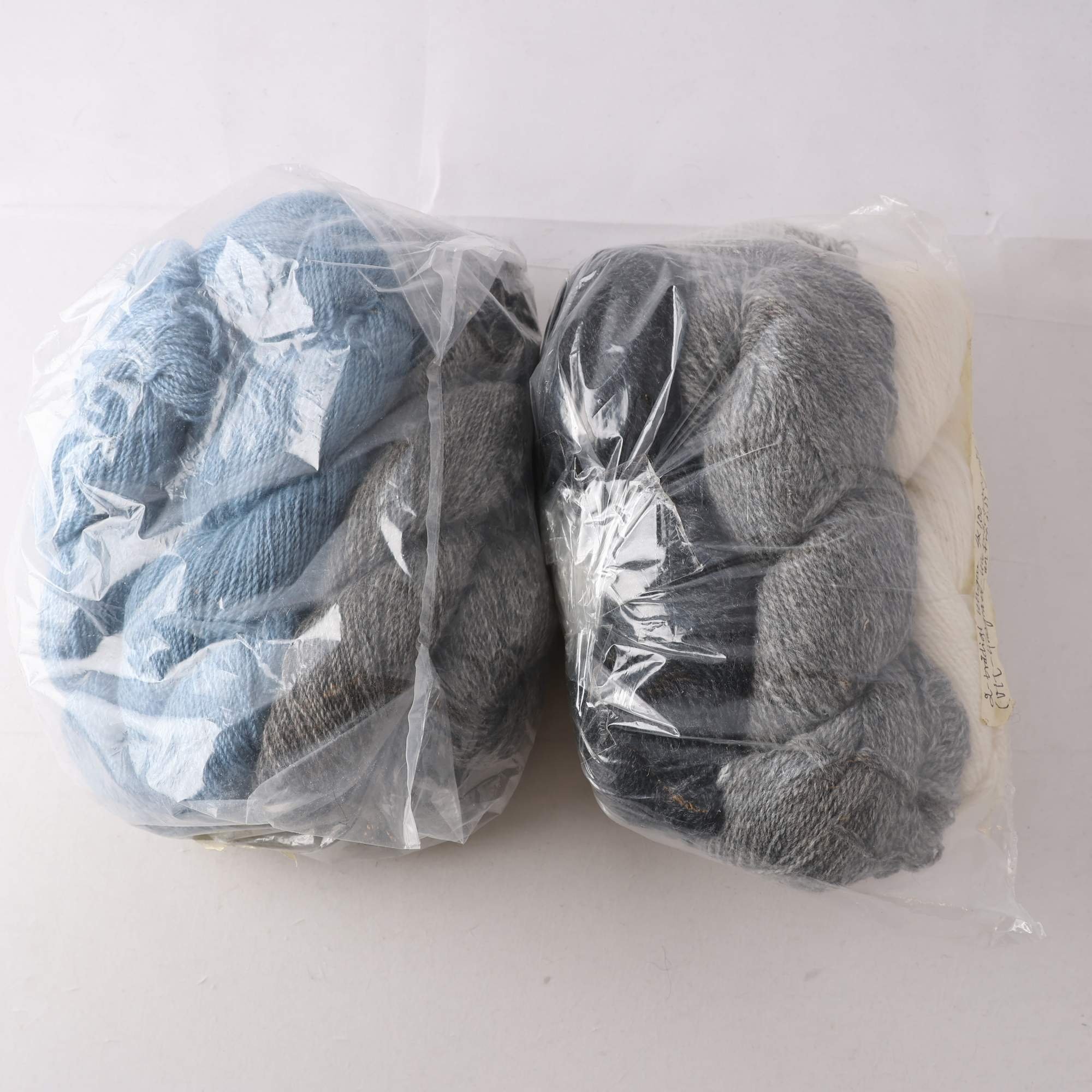 Garn, Okänd, grå, ull, 7 härvor.