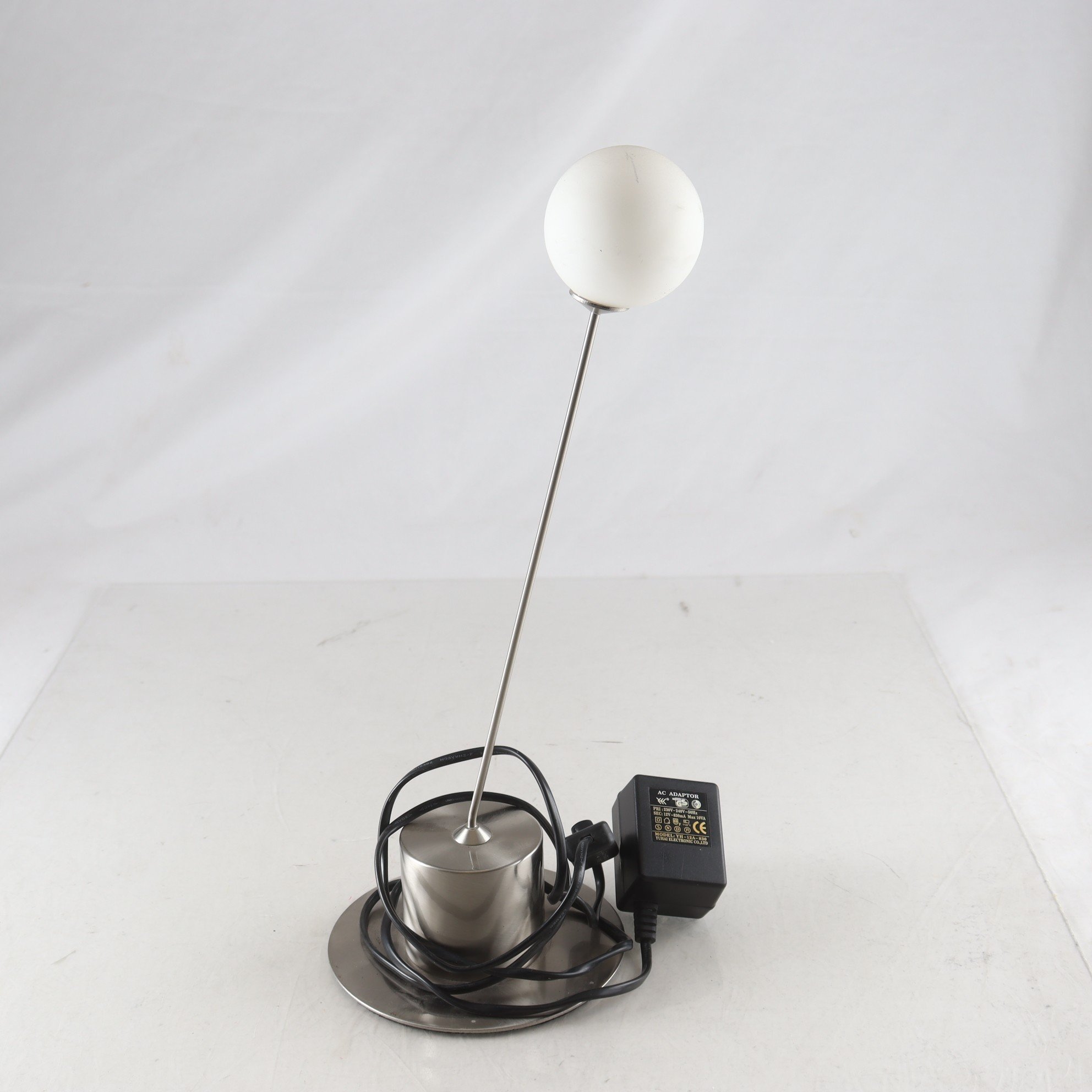 Bordslampa. Samfraktas ej.