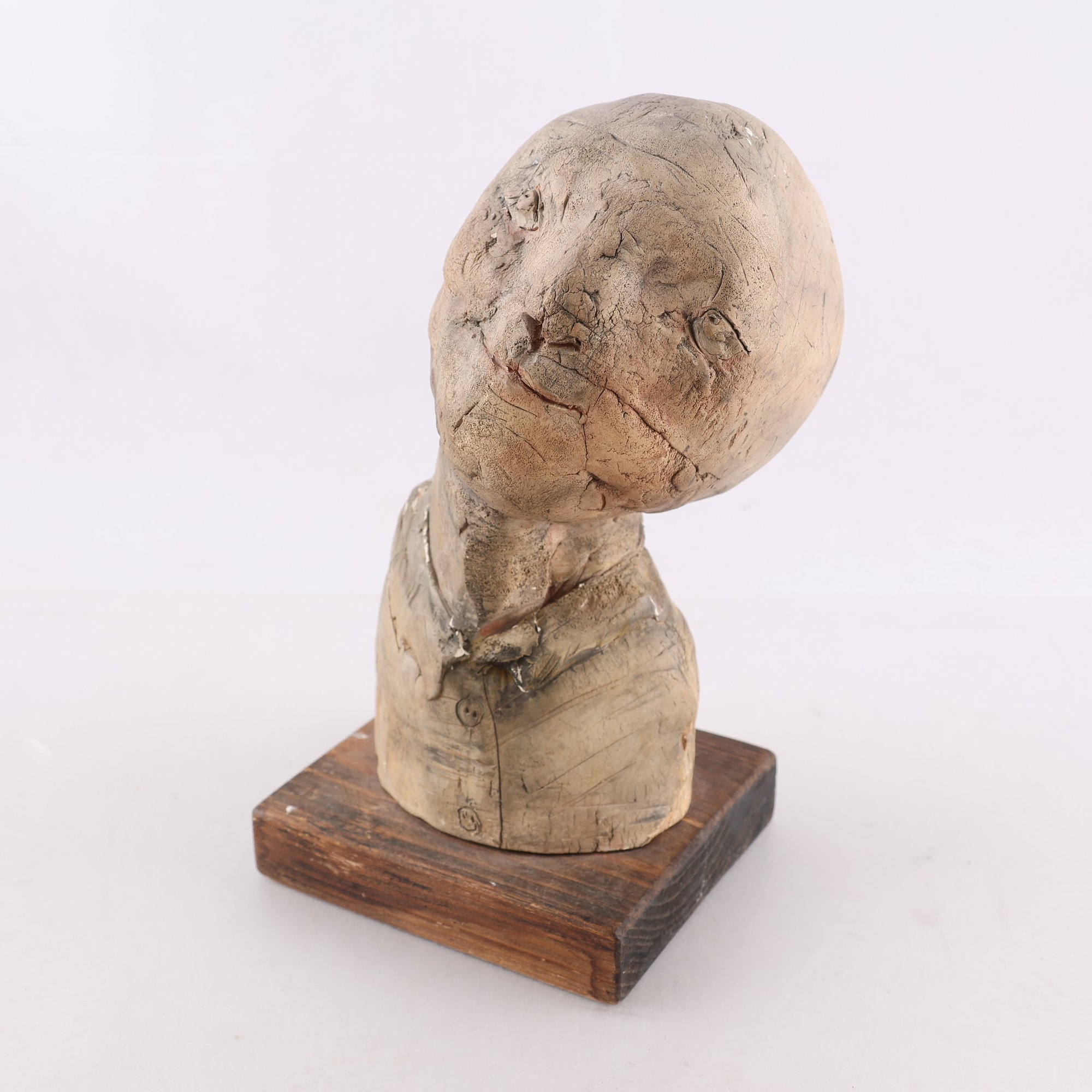 Skulptur, målad gips, träsockel, sign JR