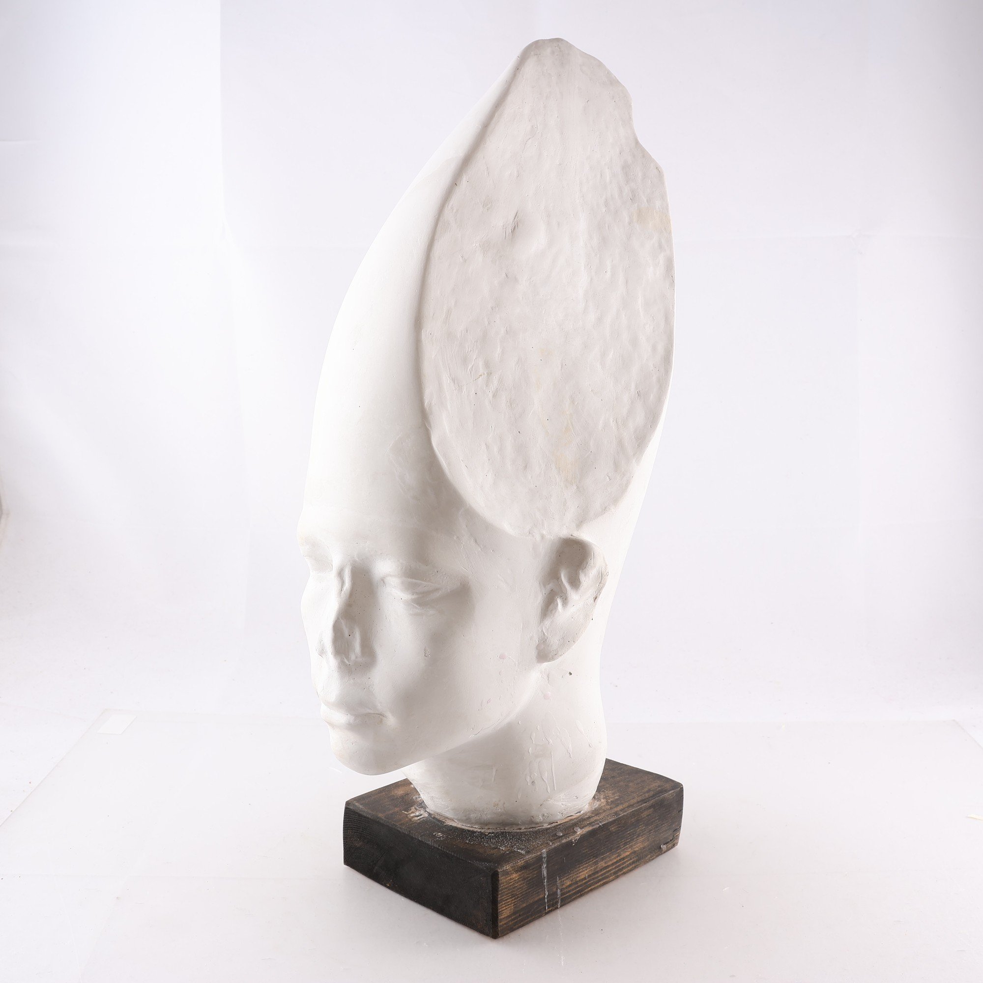 Skulptur, patinerad gips på träsockel. Endast avhämtning.