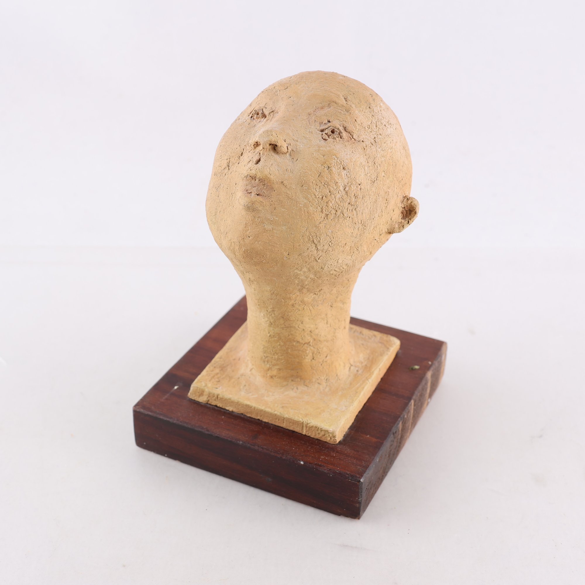 Skulptur, lergods på träsockel, Jeanette Rosén, 1999