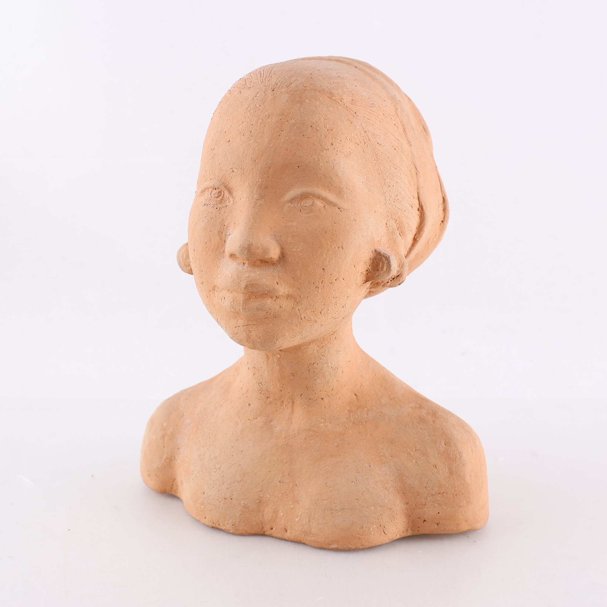 Skulptur, terracotta, kvinna, sign. A. Sandström. Samfraktas ej.