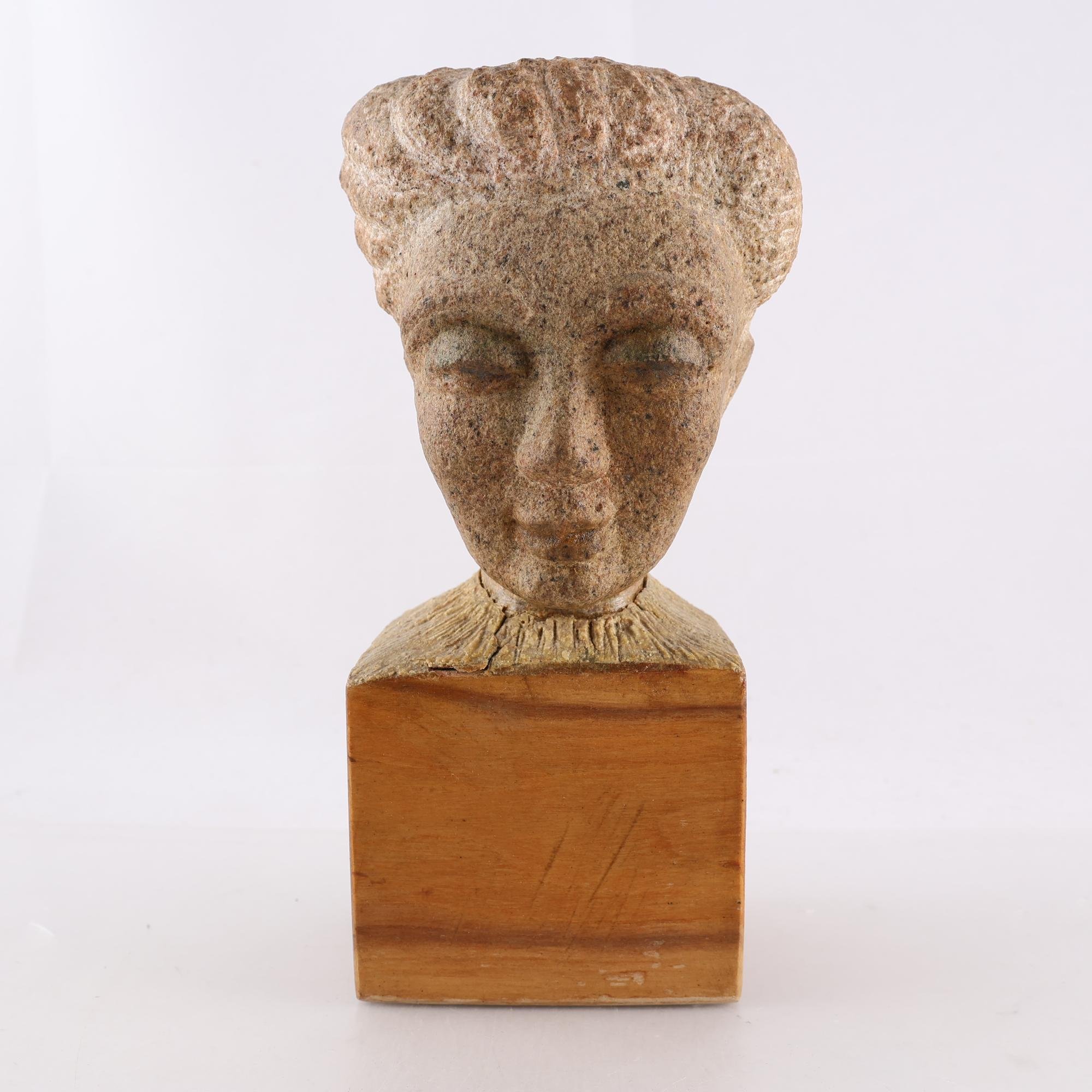 Skulptur, sten på träsockel, sign F.A 1962. Samfraktas ej.