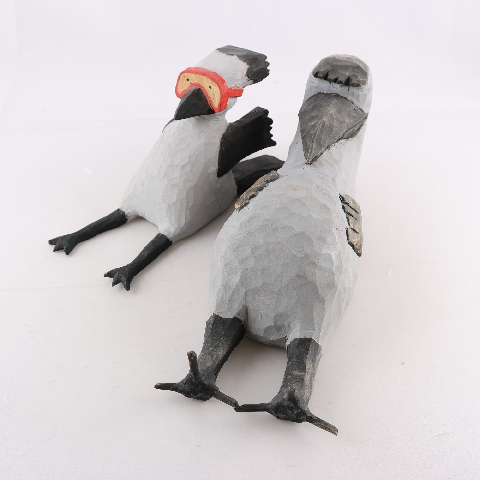 Figuriner, snidat och bemålat trä, kråkor från barnbok, 2 st