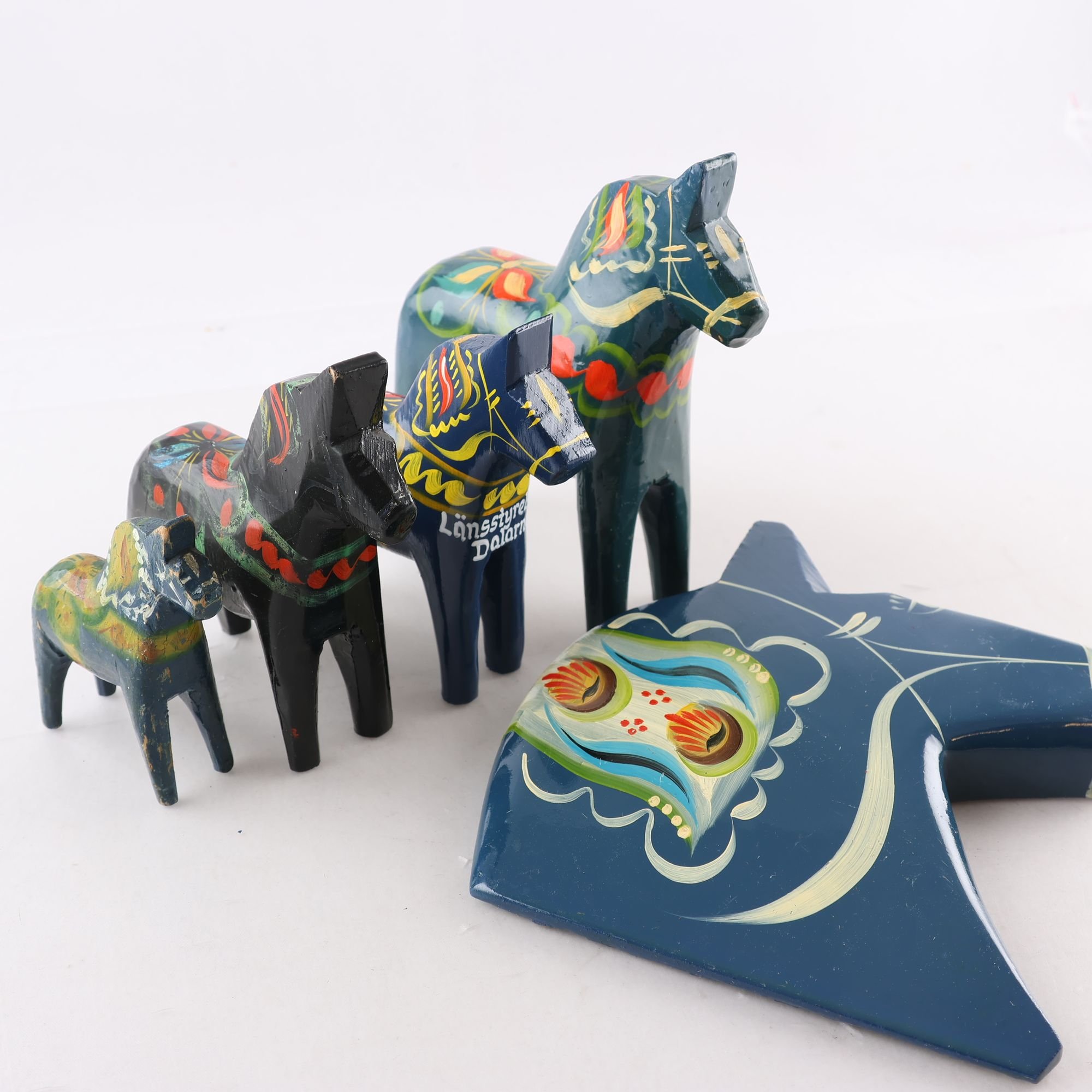 Dalahästar & väggplakett. Samfraktas ej.
