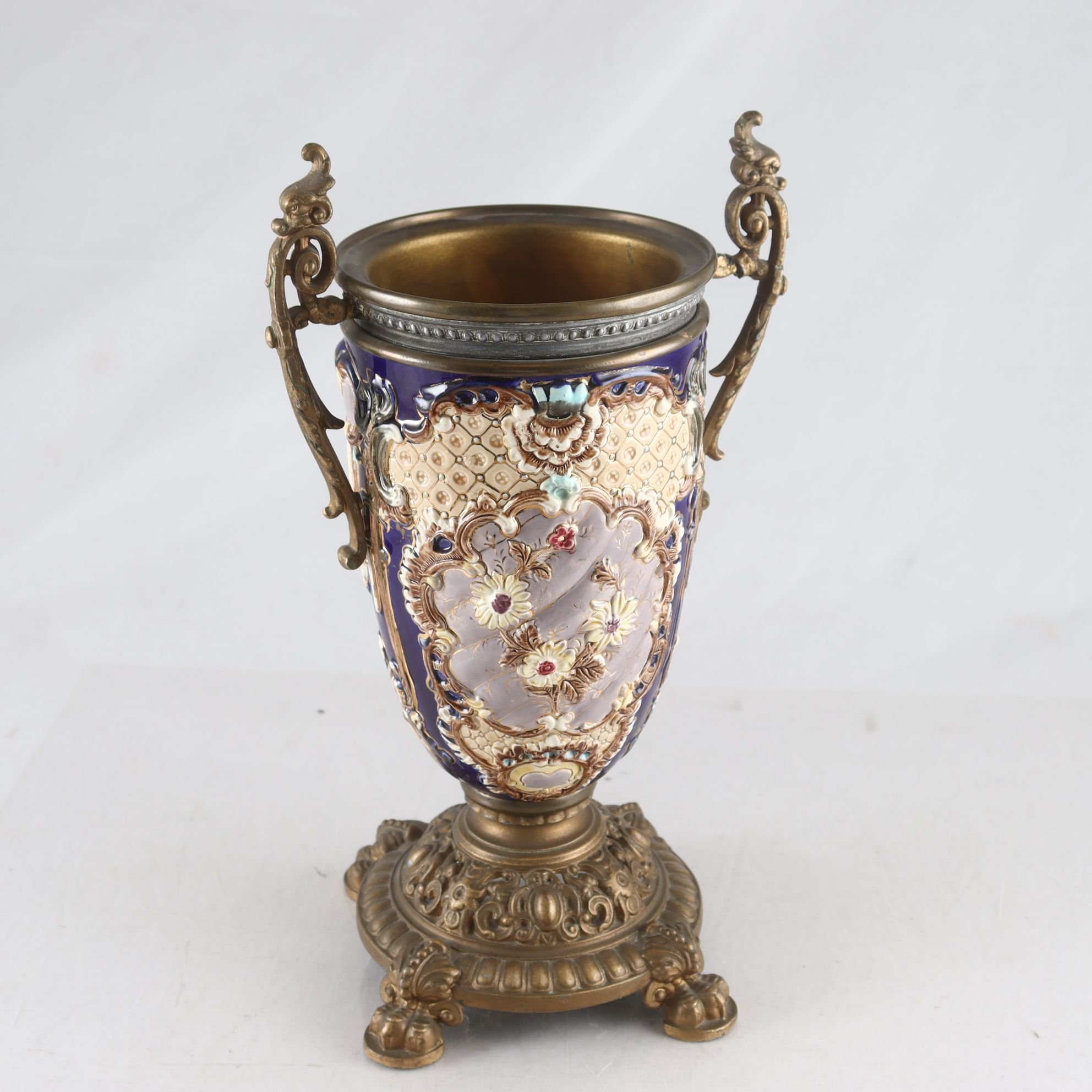 Nedre delen av en fotogenlampa, majolika, ca 1900. Samfraktas ej.