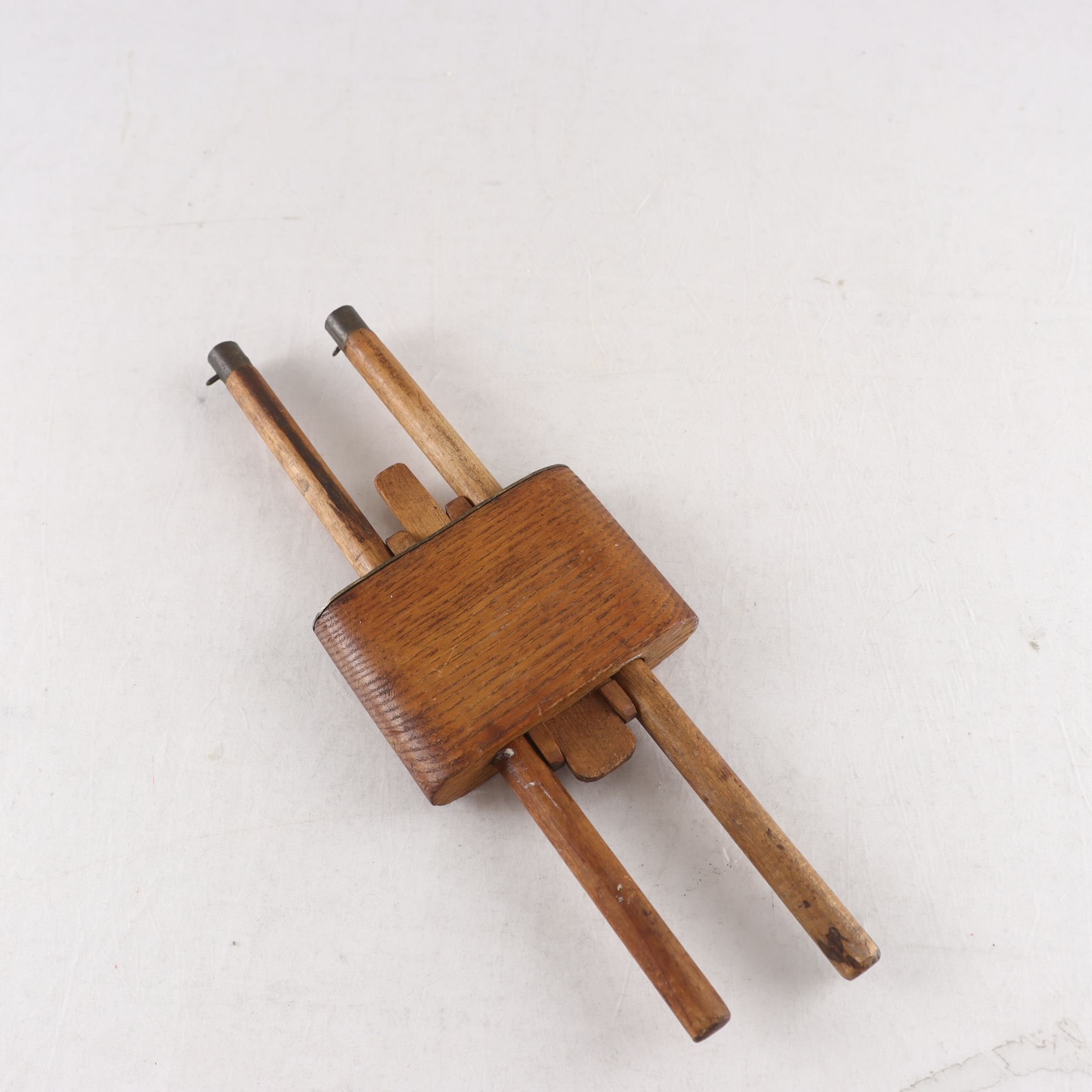 Ritmått, allmoge, 2 längsskenor intappad på kloss, spärregel