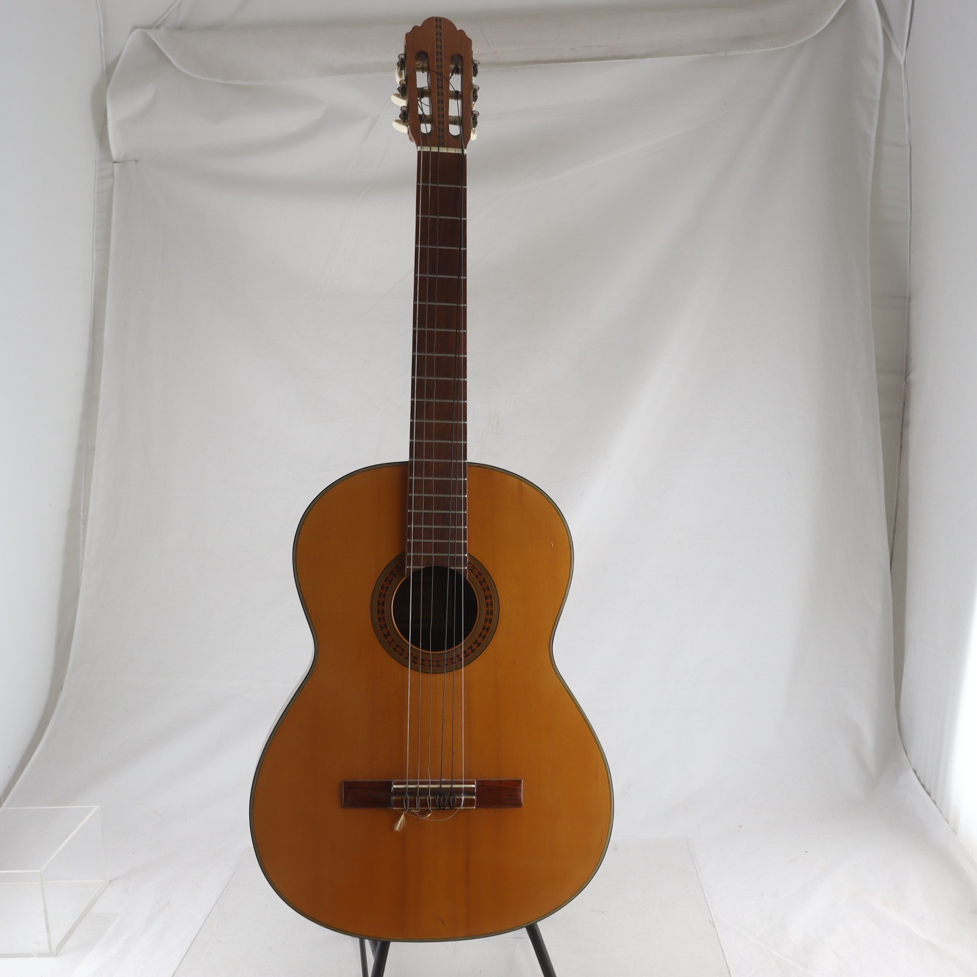 Akustisk gitarr, Ariana. Endast avhämtning.