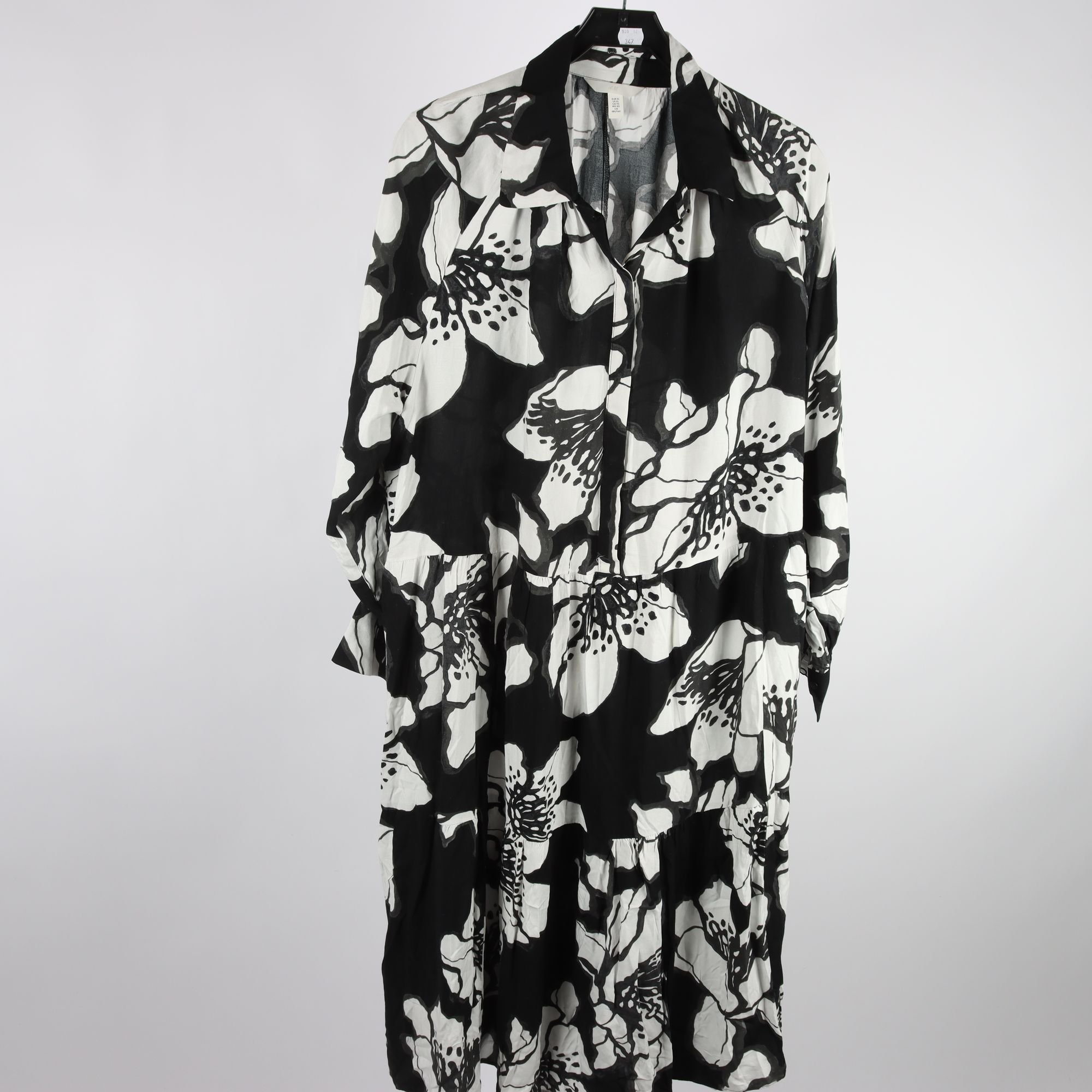 Klänning, H&M, blommig, vit, svart, stl. XL.