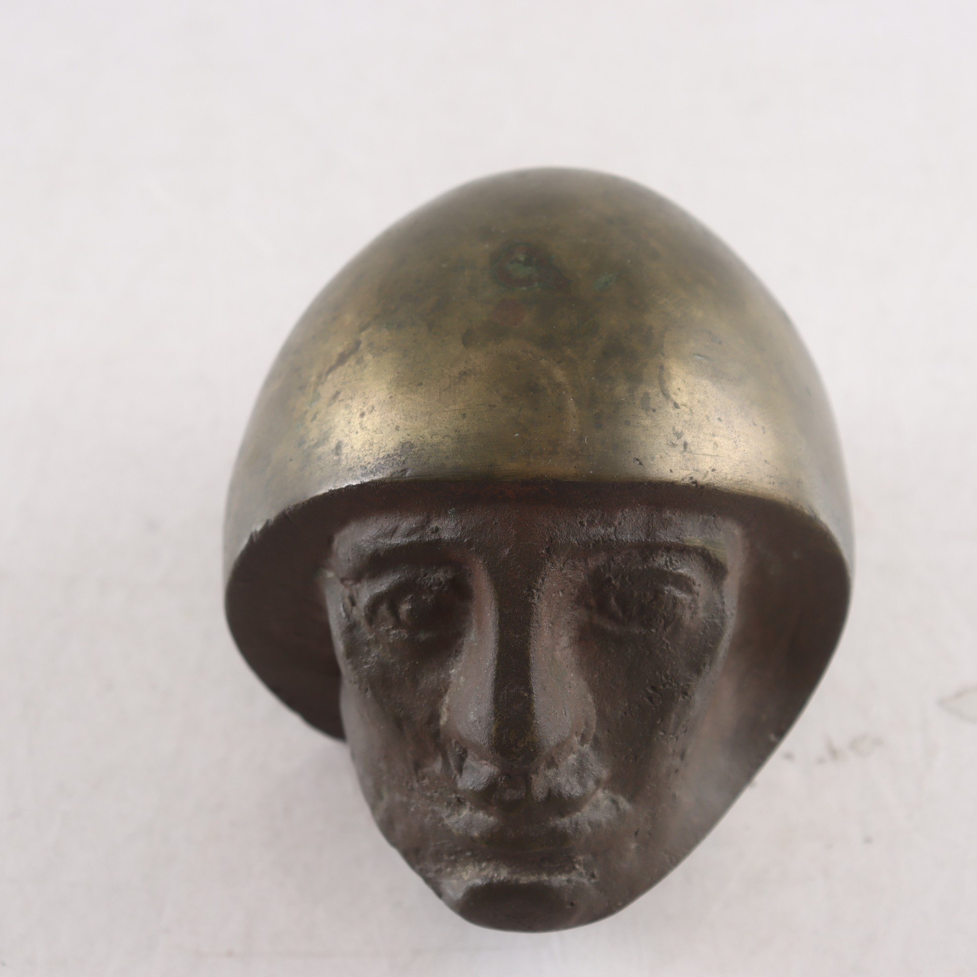 Skulptur, patinerad brons. Samfraktas ej.