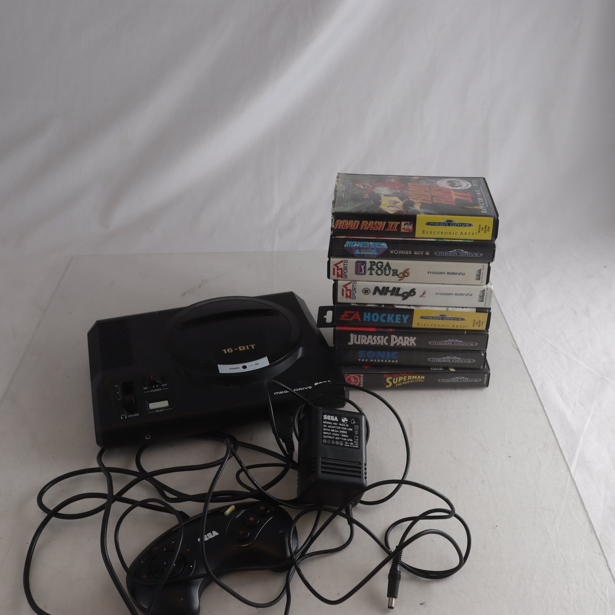 Sega Mega Drive, med spel. Samfraktas ej.