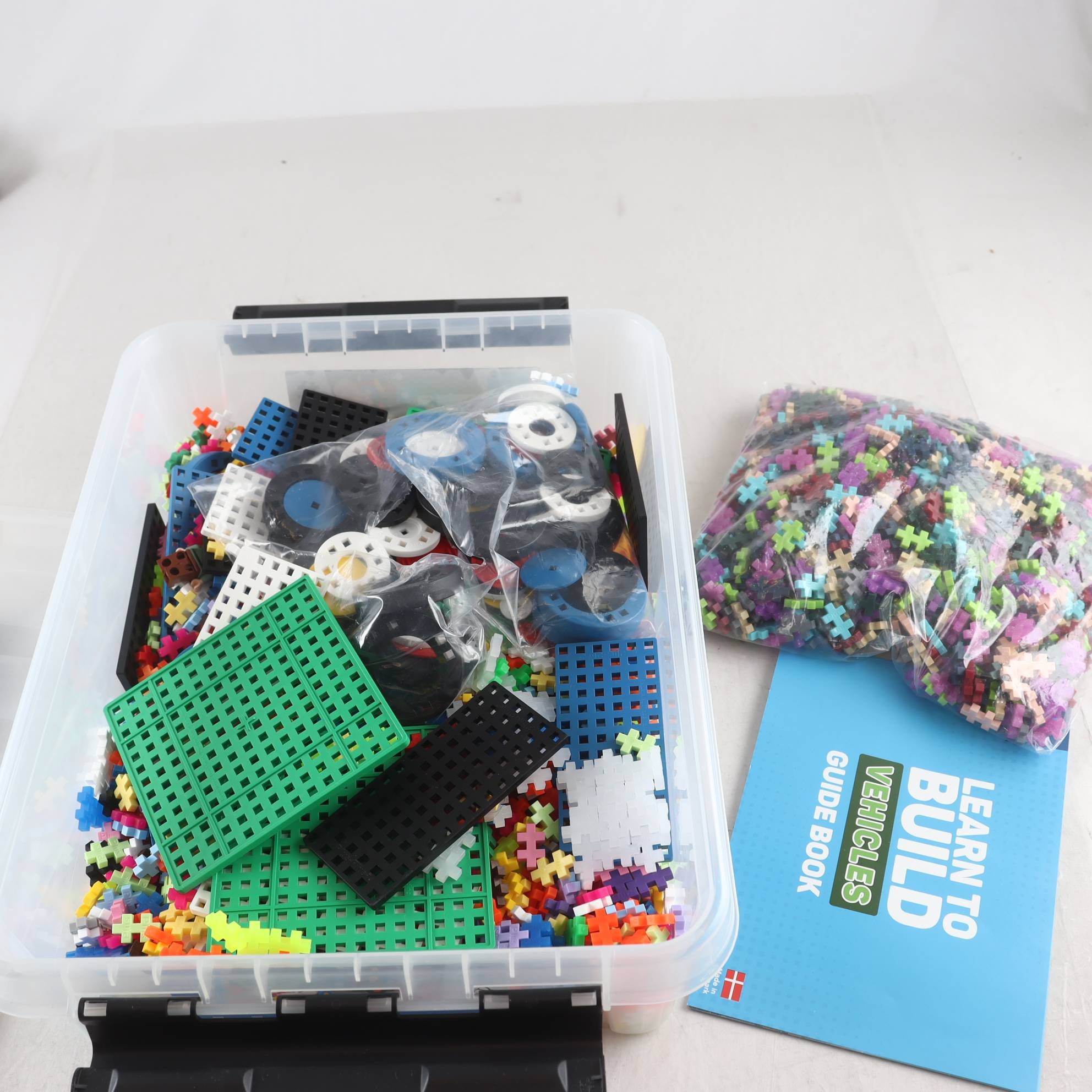 Byggsats, Plus plus, denmark, stort parti i låda. Samfraktas ej.