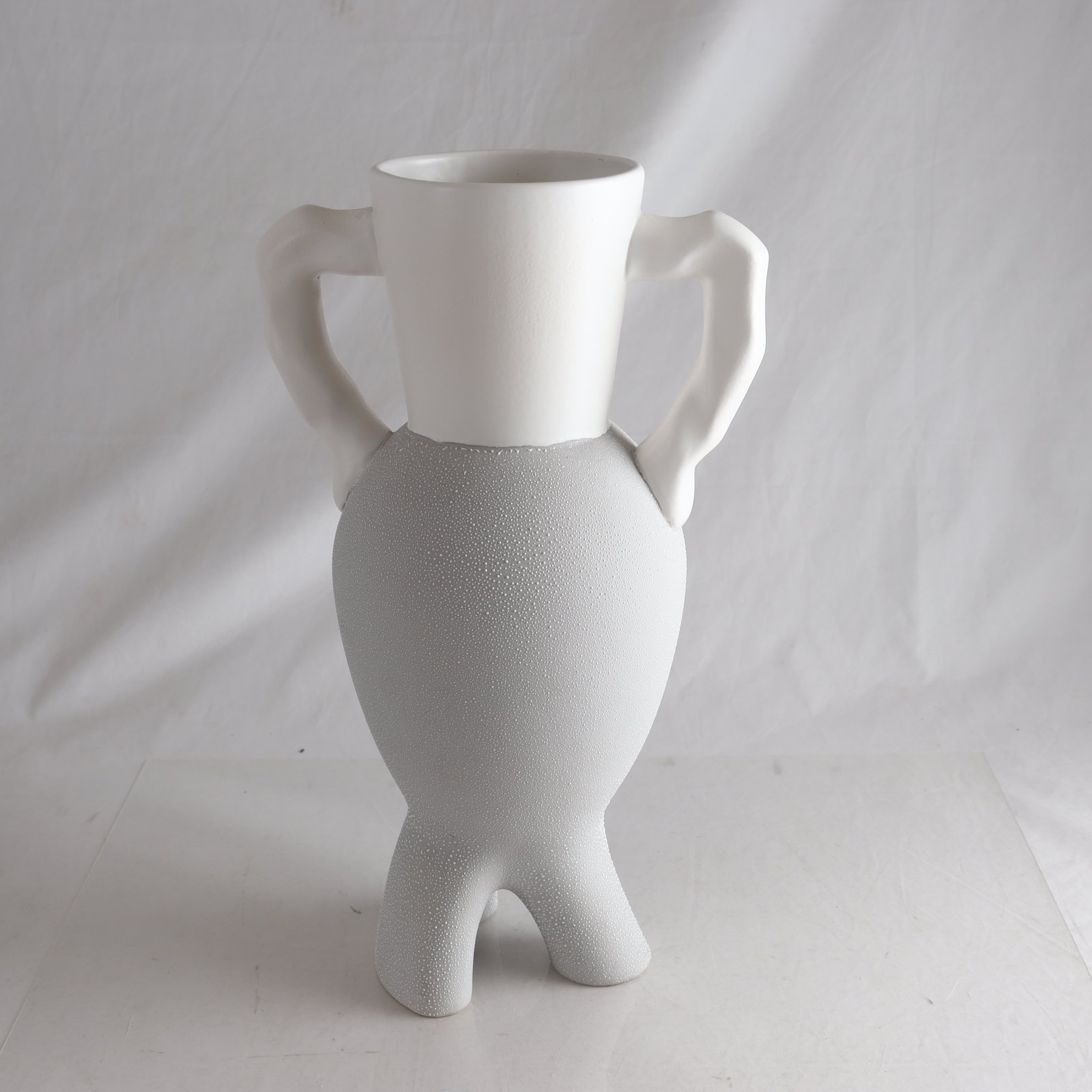 Vas, keramik. Endast avhämtning.