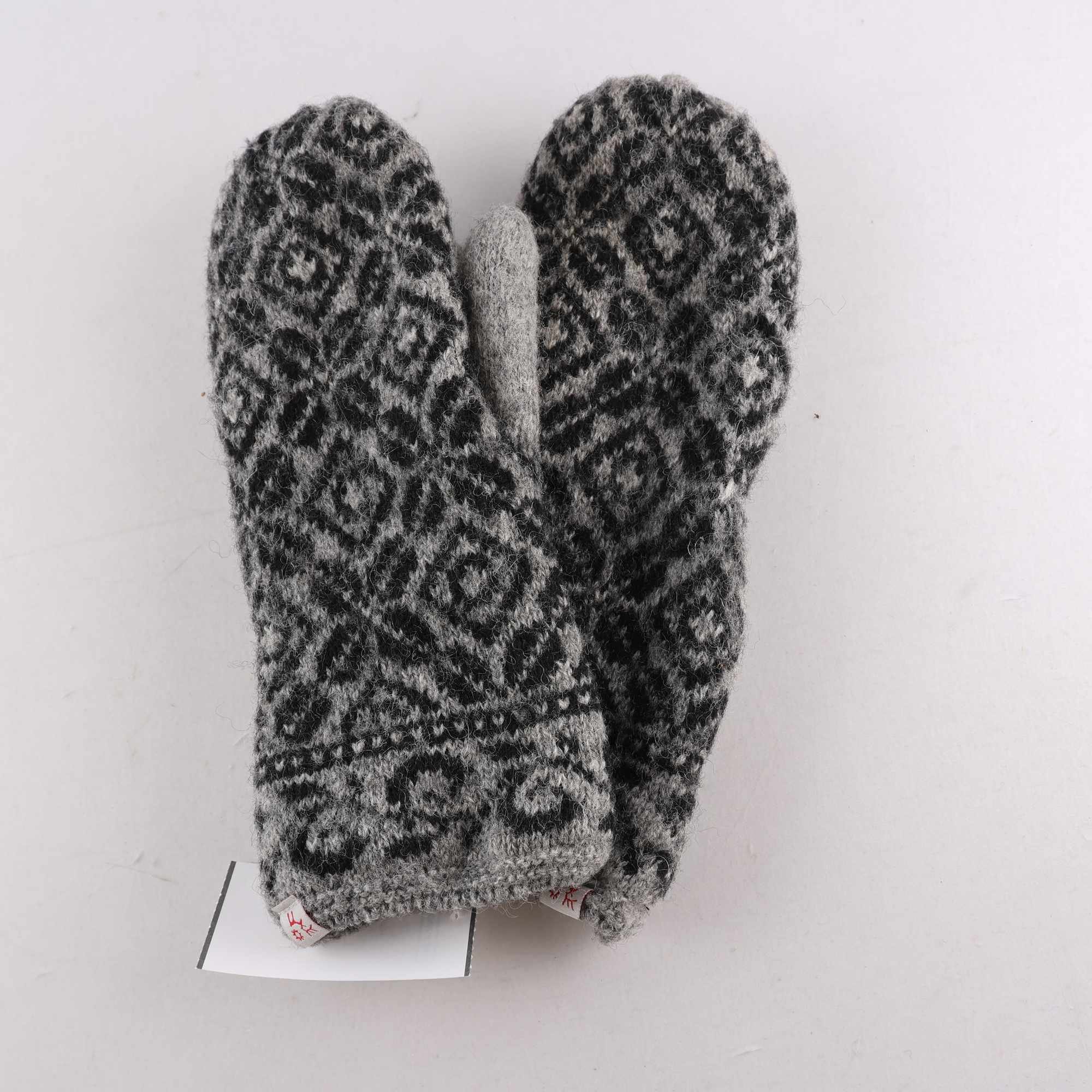 Fodrade vantar, Okänd, grå, svart. ull.