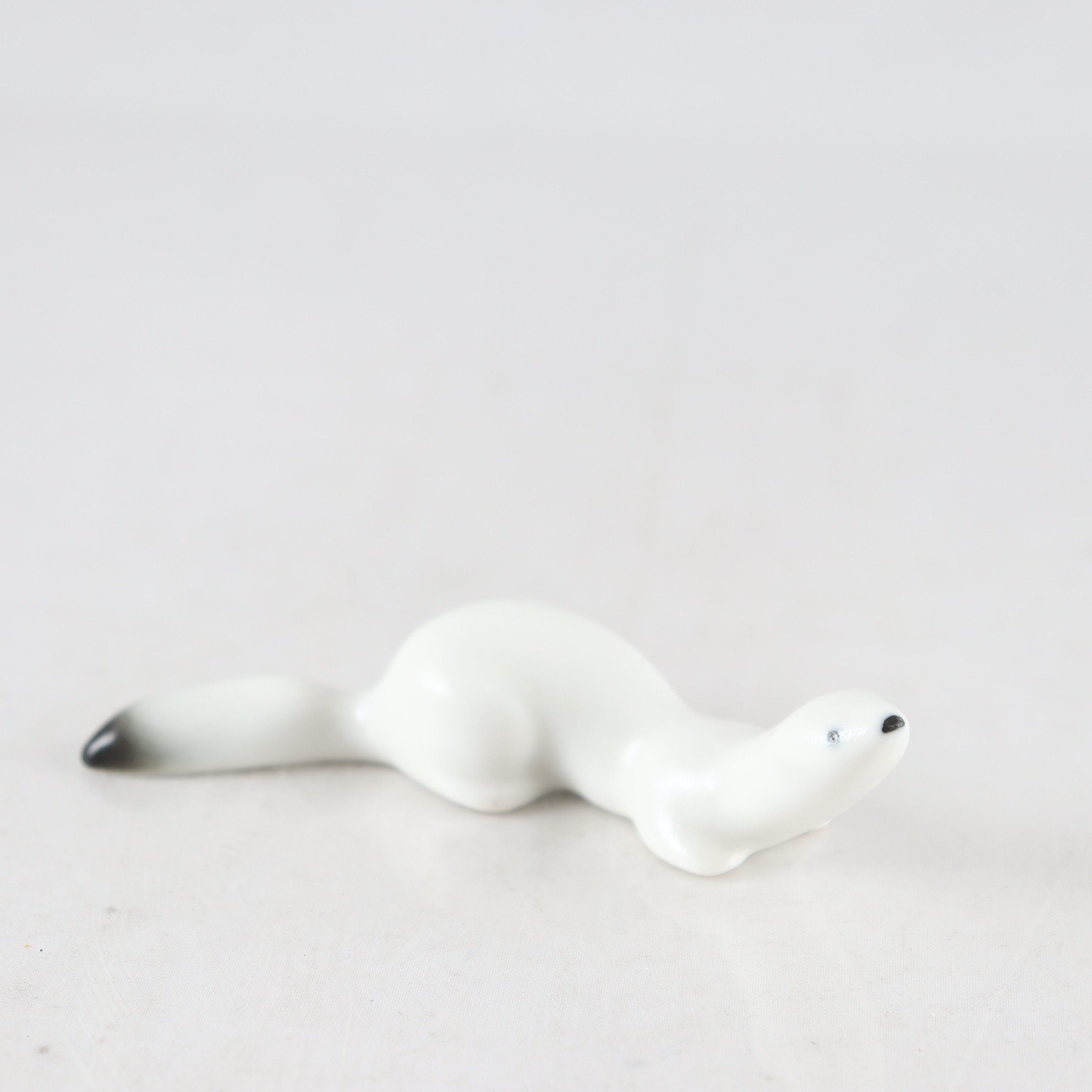 Figurin, porslin, mink, Raili Eerola, Arabia