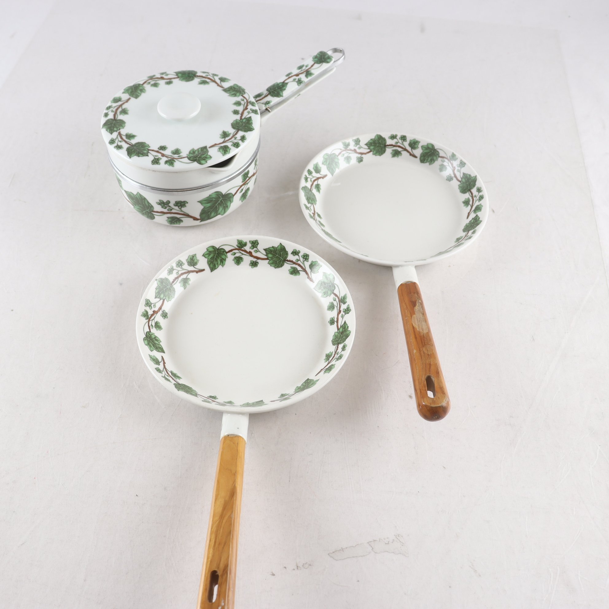 Köksgeråd i porslin, Limoges, Porcelaine de Paris, Frankrike. Samfraktas ej.