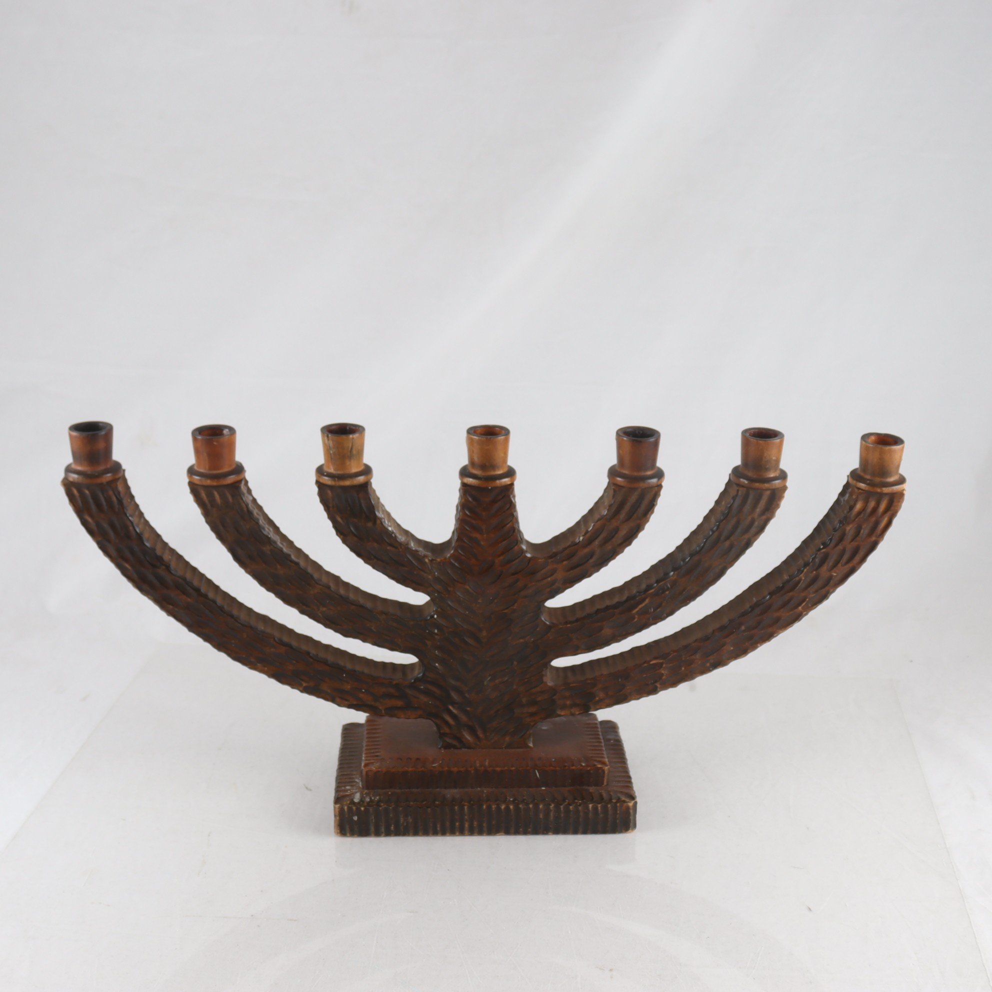 Ljusstake, snidat trä. Samfraktas ej.