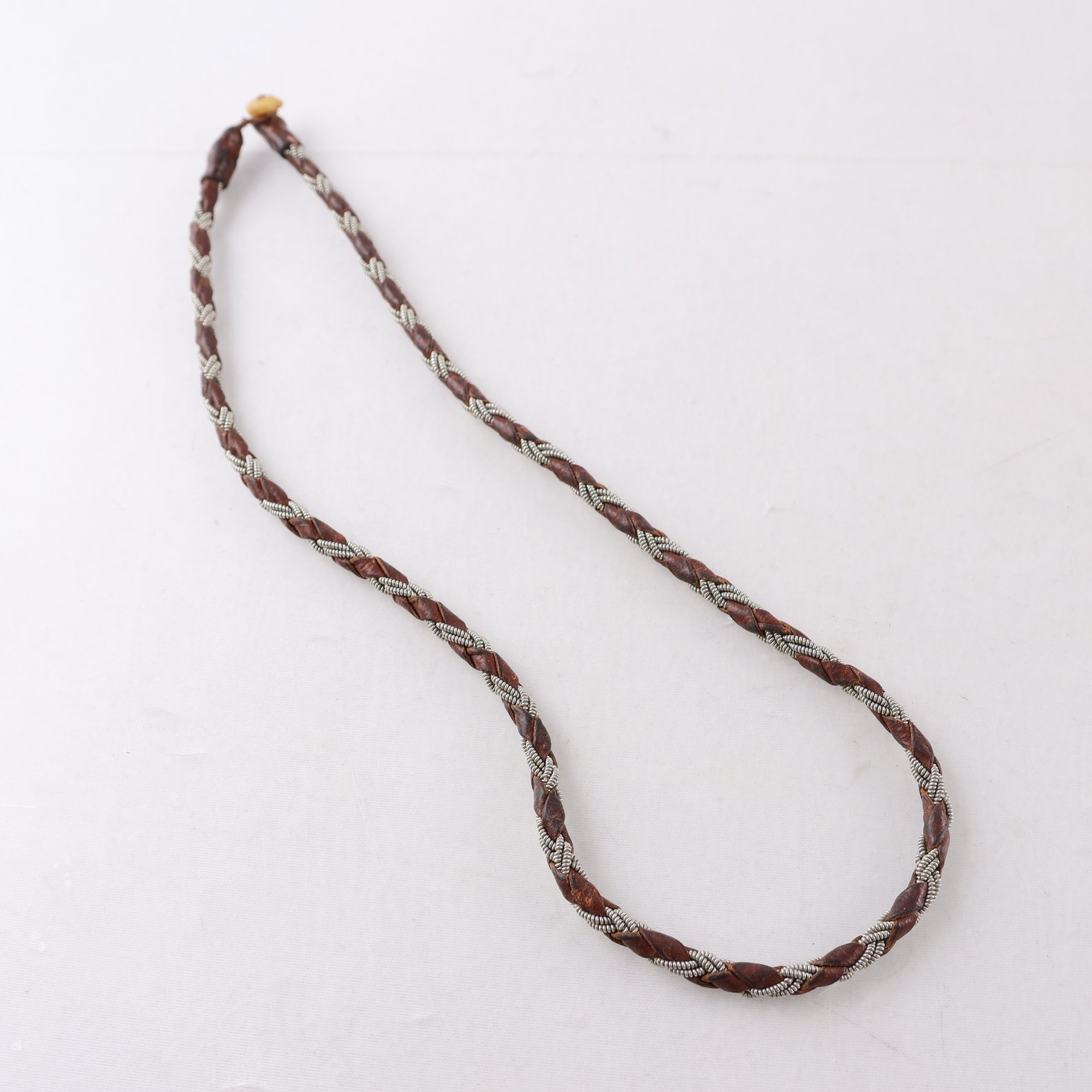 Halsband, Tenntråd, Läder