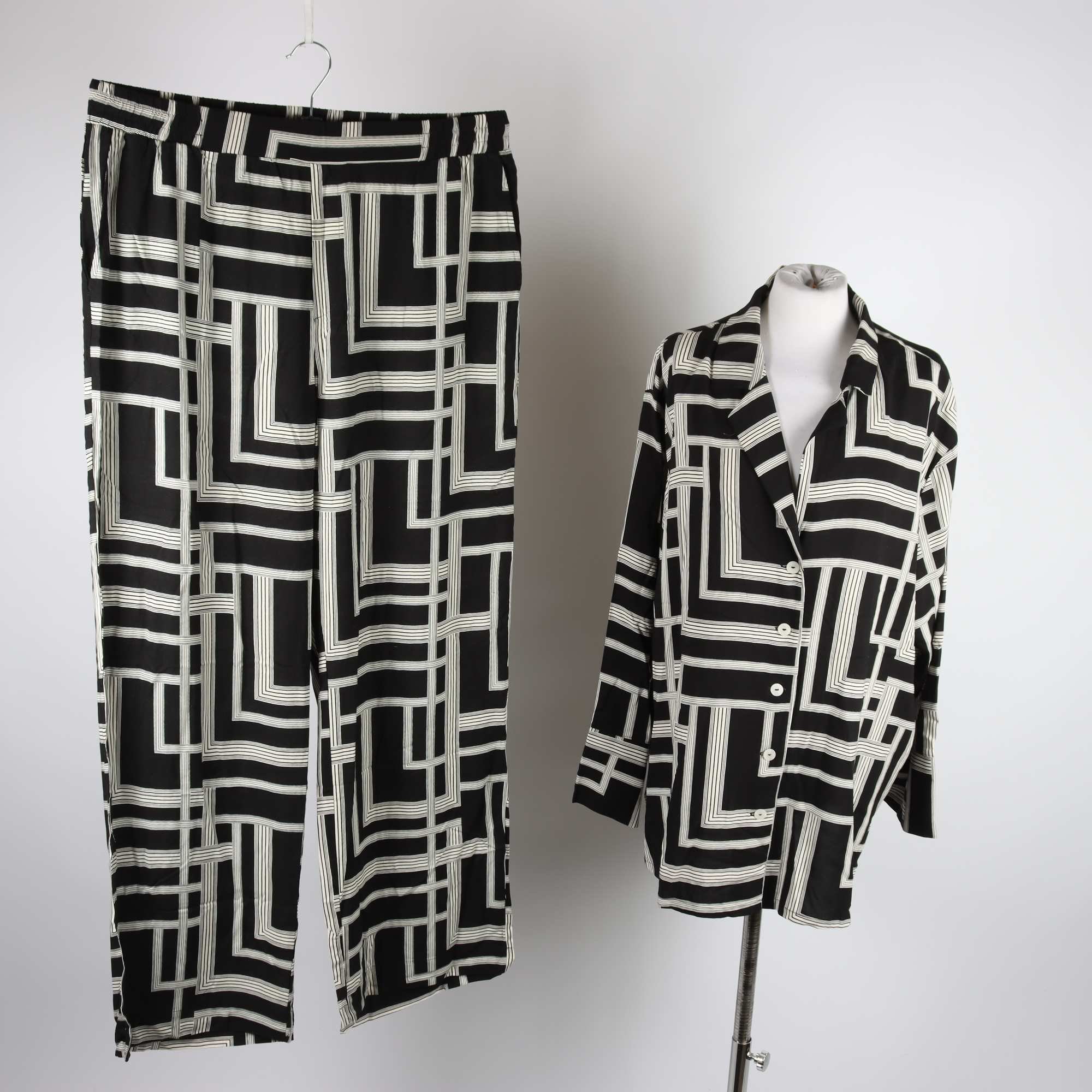 2-delat set, blus/byxor, Lindex, svart, vit, blus stl. XL, byxor stl. 48