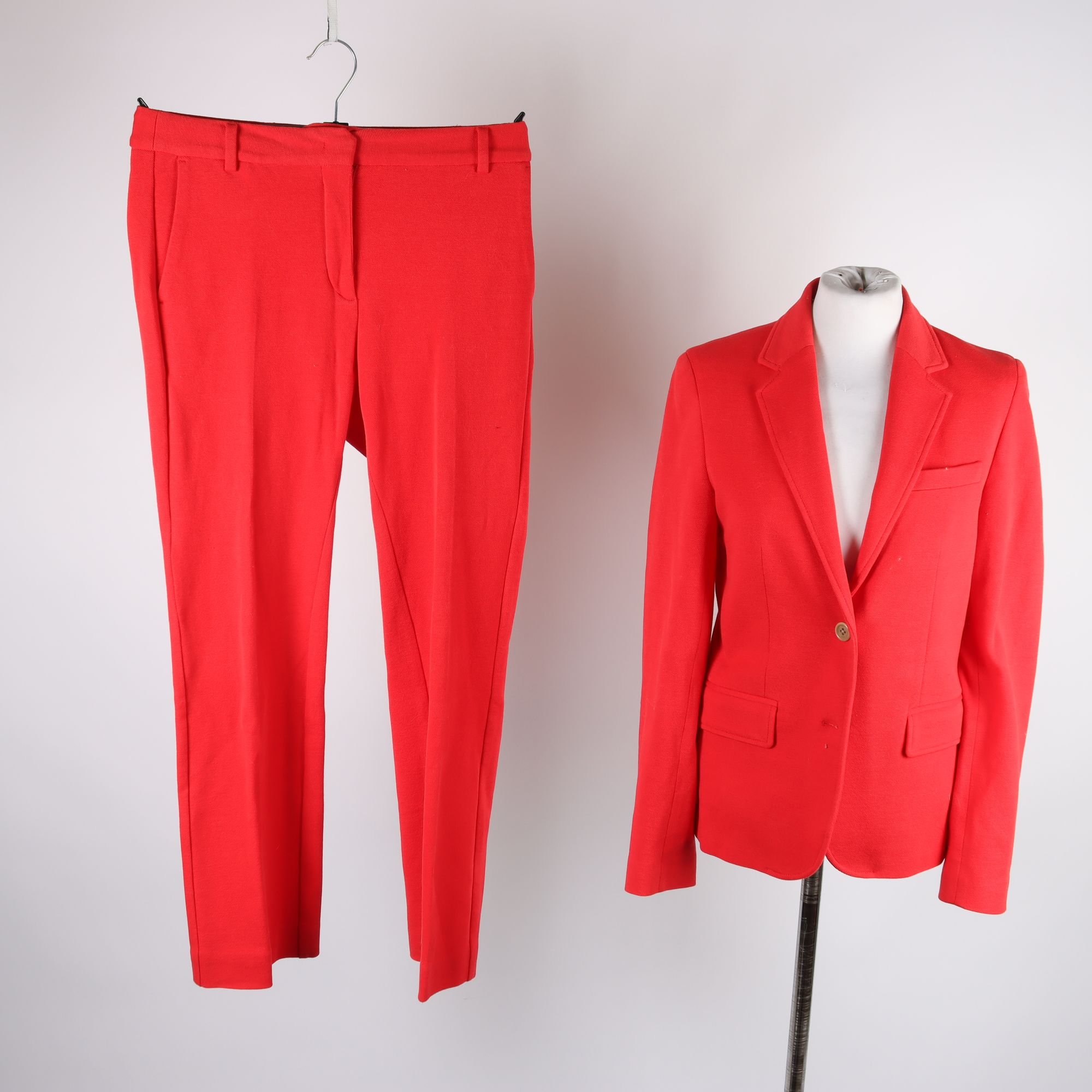 Kostym, Gant, ljusröd, stl. 36.