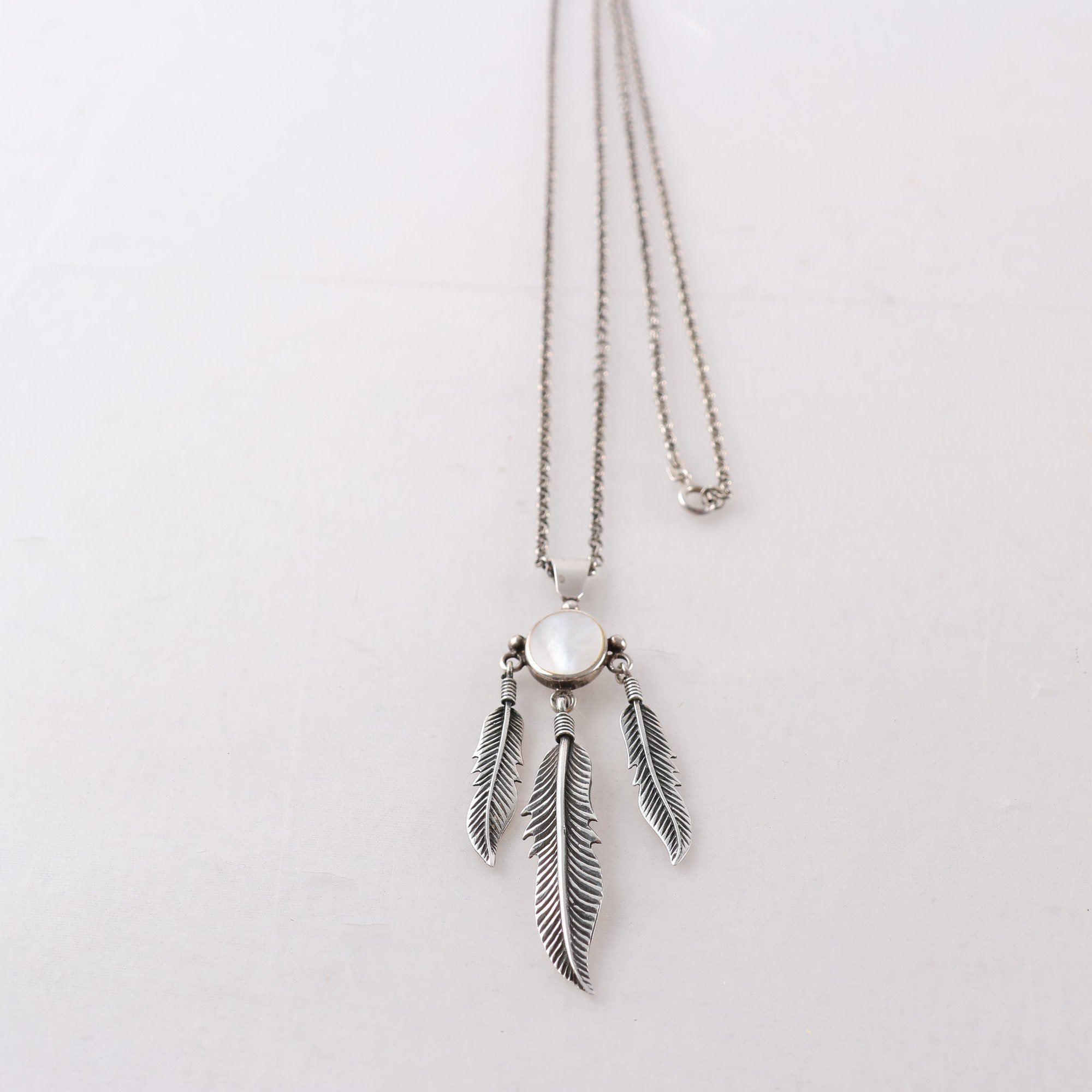 Halsband, hänge, silver 925, pärlemor, fjädrar, brv: 13.2g