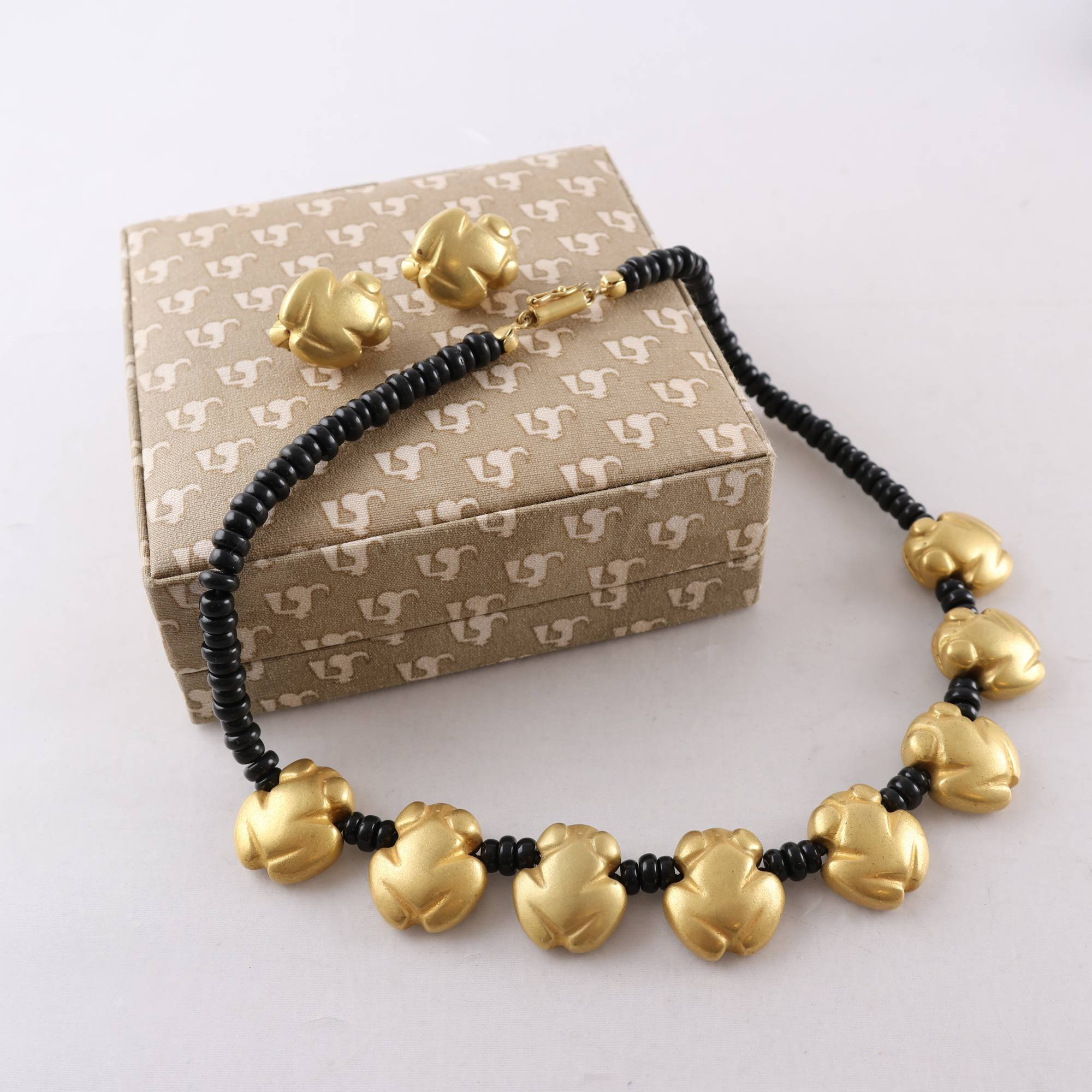 Set, halsband, örhängen, guldpläterad metall, svarta stenar